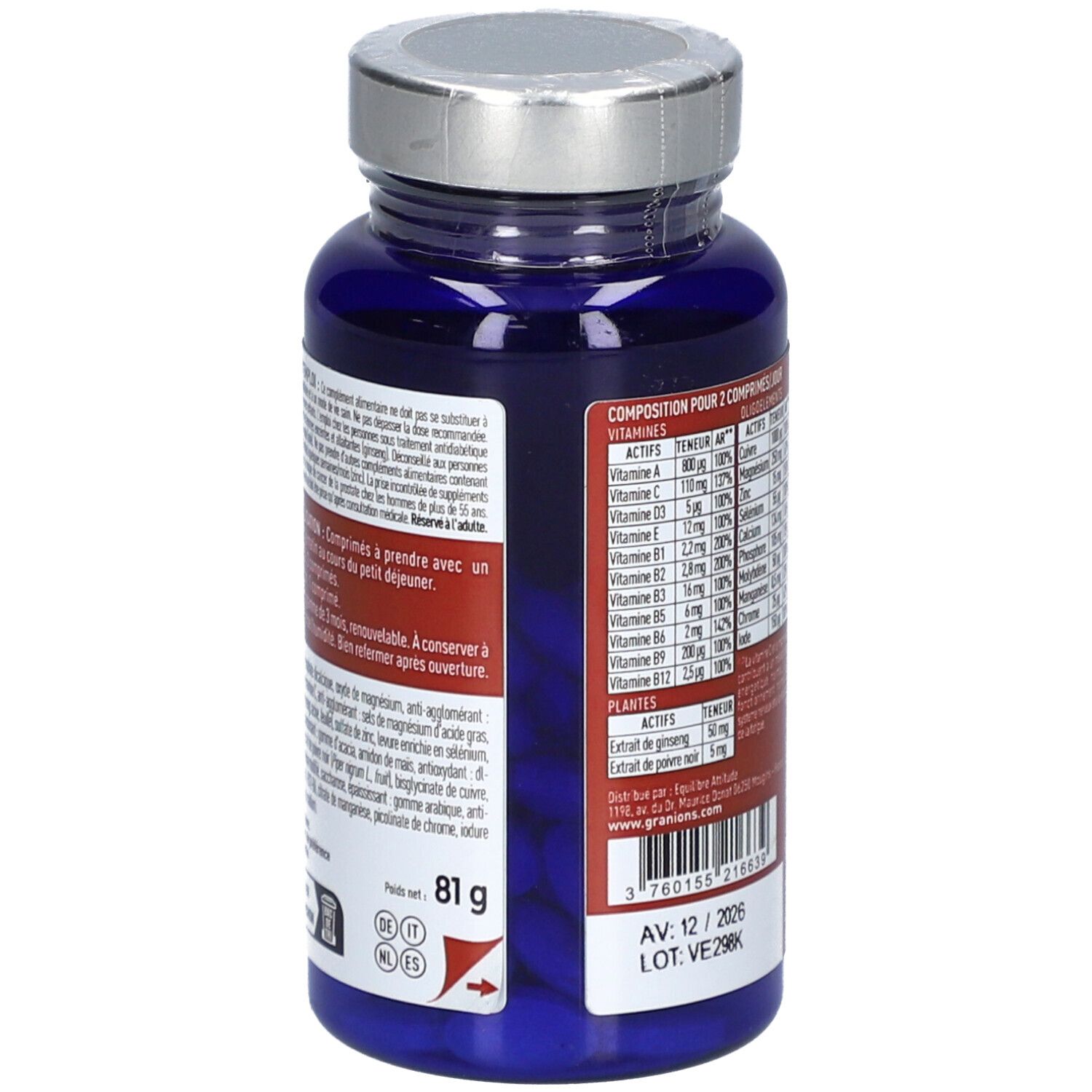 Achterkant blauwe fles met zilveren dop. Ingrediënten, gewicht 81g. Houdbaarheidsdatum zichtbaar. Logo's.