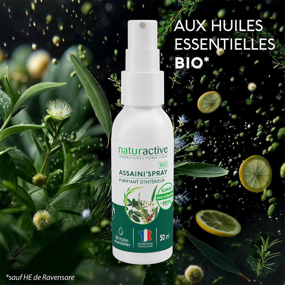 Flacon spray blanc. Texte: ASSAINI'SPRAY, BIO, 25 Huiles essentielles, 50ml. Logo: 99,9% élimine. Fond: feuilles, citrons.