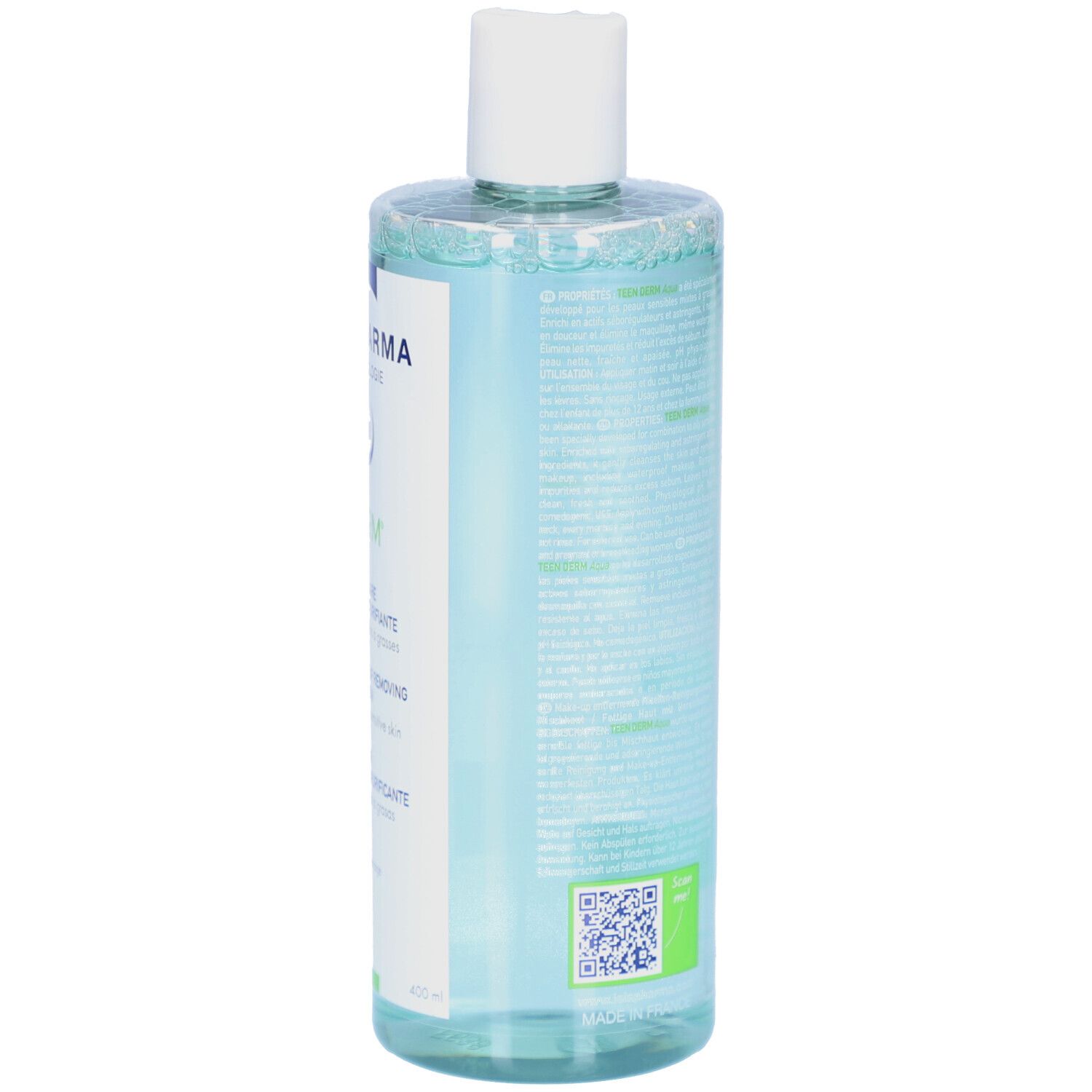 Achterkant van een transparante fles met witte dop. Tekst in meerdere talen. QR-code en barcode.