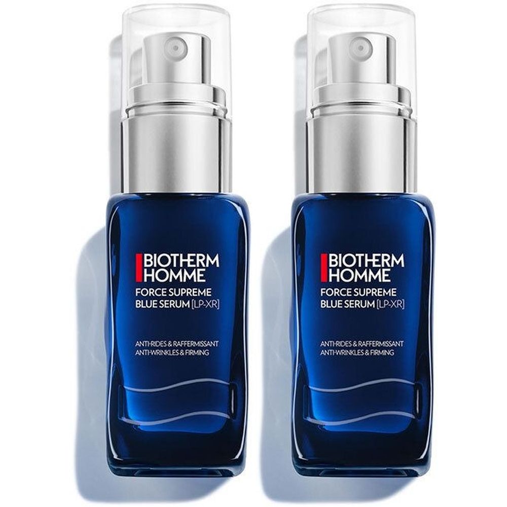 Twee blauwe serumflacons met zilveren doppen. Op de flacons staat "BIOTHERM HOMME FORCE SUPREME BLUE SERUM".