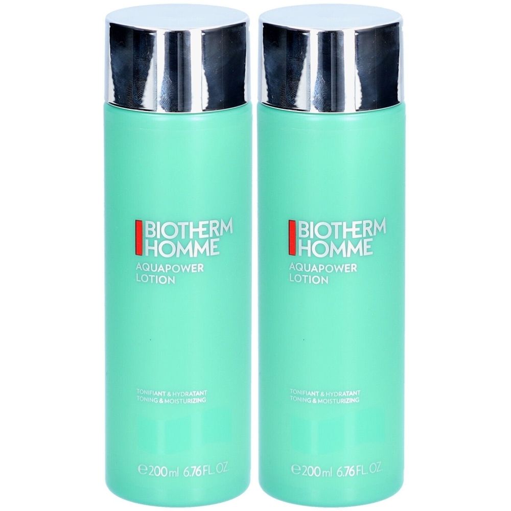 Twee turquoise cilindrische flessen met zilveren doppen. Opschrift: Biotherm Homme Aquapower Lotion. Witte tekst op de flessen.
