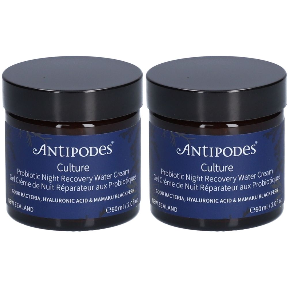 Twee potten ANTIPODES Culture nachtcrème. Donkerblauwe etiketten met witte tekst. Zwarte deksels. Opschrift: Probiotische nachtwatercrème.