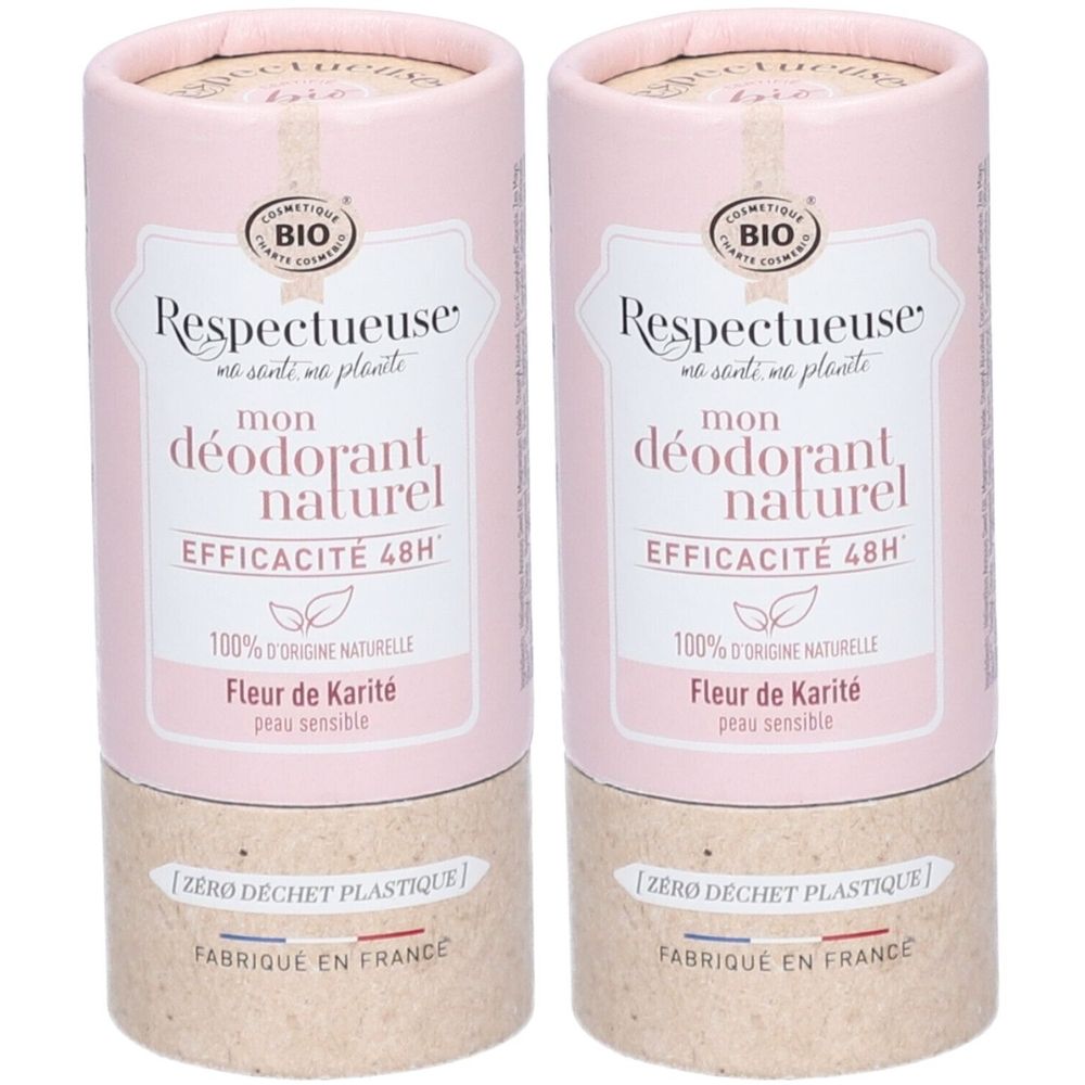 Twee cilindrische deodorant sticks. Roze verpakking met wit etiket. Opschriften: 'Respectueuse', 'mon déodorant naturel', 'Fleur de Karité'.