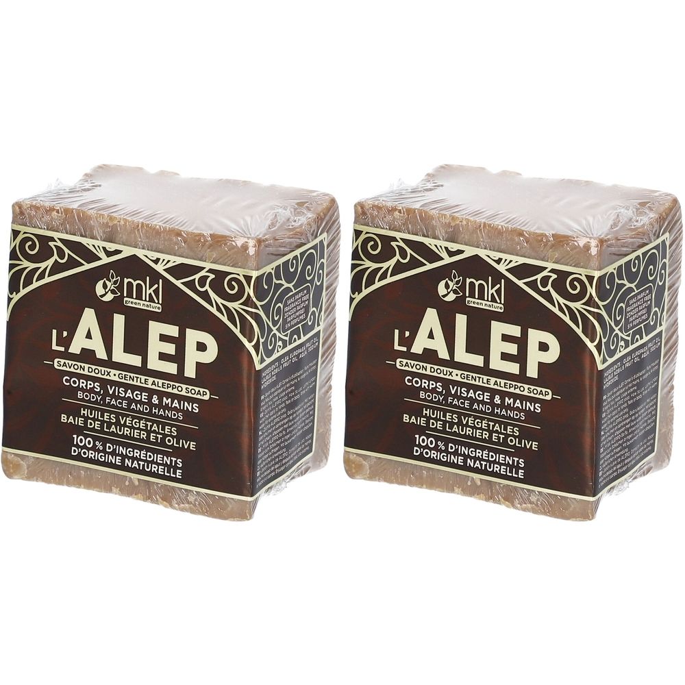 Twee vierkante zeepblokken, verpakt in folie. Op de verpakking staat "L'ALEP" en "Savon doux".
