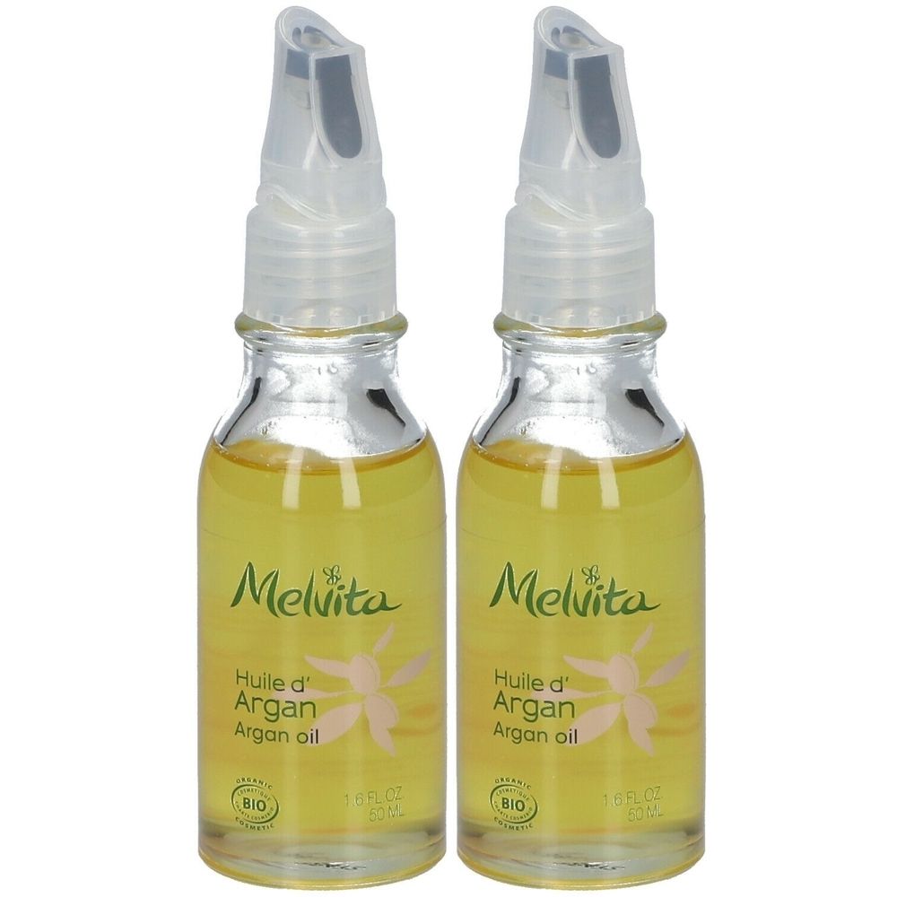Twee glazen flessen met gele vloeistof en doseeropzetstuk. Opschrift: Melvita, Huile d'Argan, Argan oil. Bio-keurmerk.