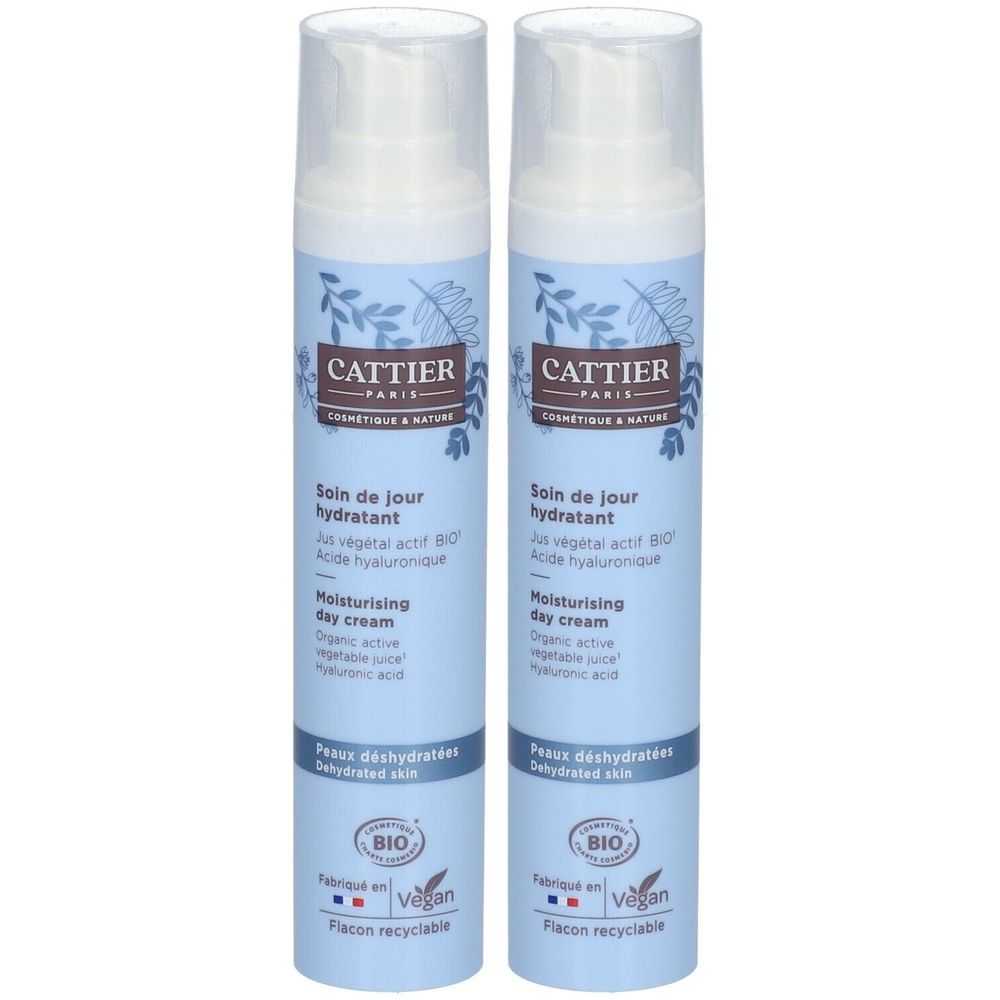 Deux flacons de crème de jour CATTIER. Emballage bleu clair avec informations produit et label BIO. Vegan.