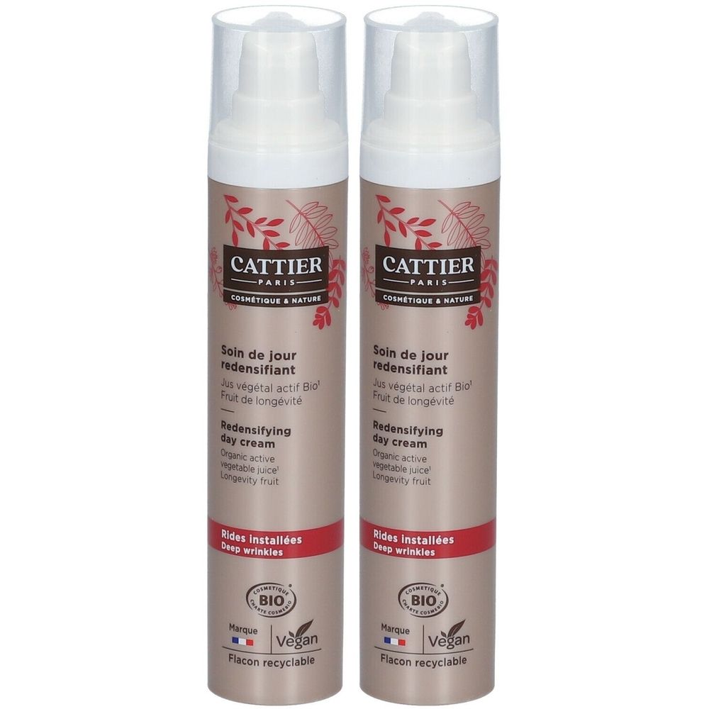 Deux flacons de crème avec pompe blanche et étiquette marron. Texte: CATTIER, Soin de jour redensifiant, Rides installées. Certification Bio et logo Vegan.