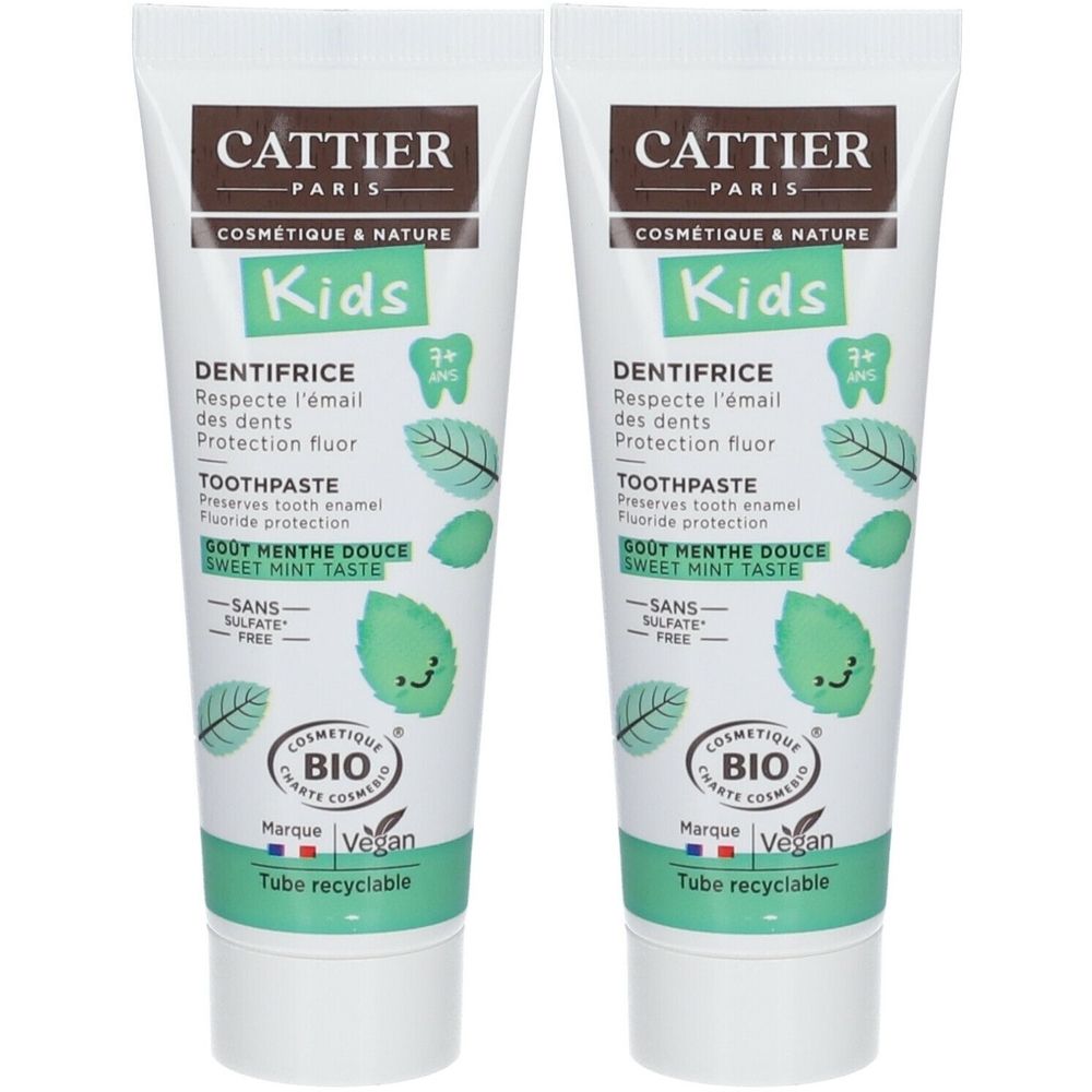 Deux tubes de dentifrice pour enfants. Inscription : Cattier, Kids, Dentifrice, Bio. Goût menthe. Vegan. Tube recyclable.