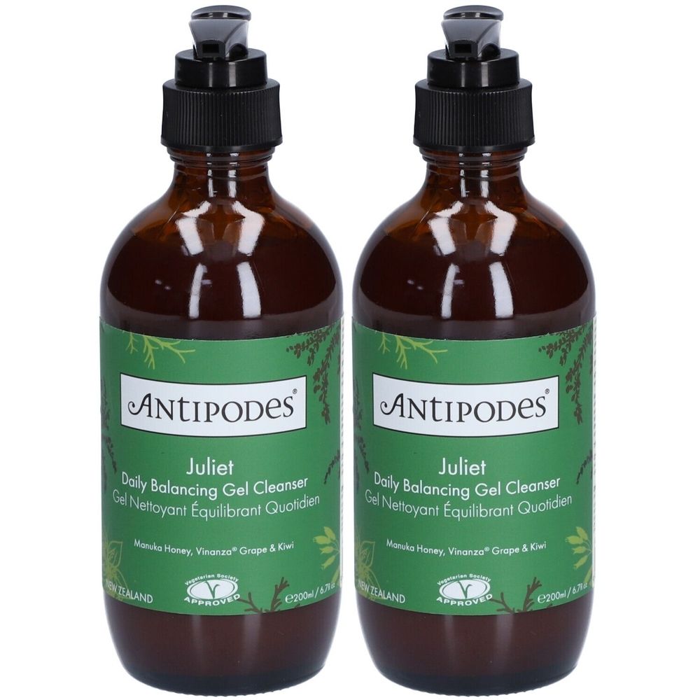 Deux flacons bruns avec pompes noires. Les étiquettes vertes indiquent "ANTIPODES Juliet Daily Balancing Gel Cleanser".