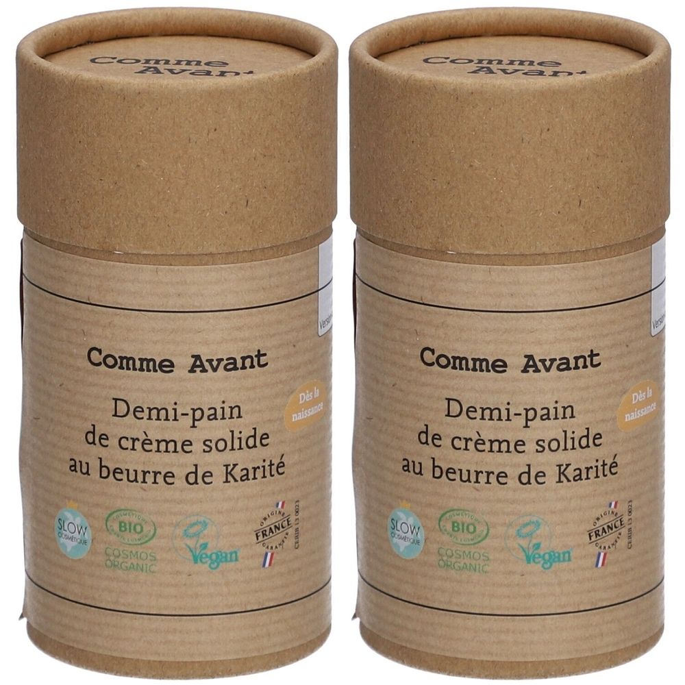 Twee cilindrische containers van bruin karton. Opschrift: Comme Avant, Demi-pain de crème solide au beurre de Karité. Bio- en vegan logo's.