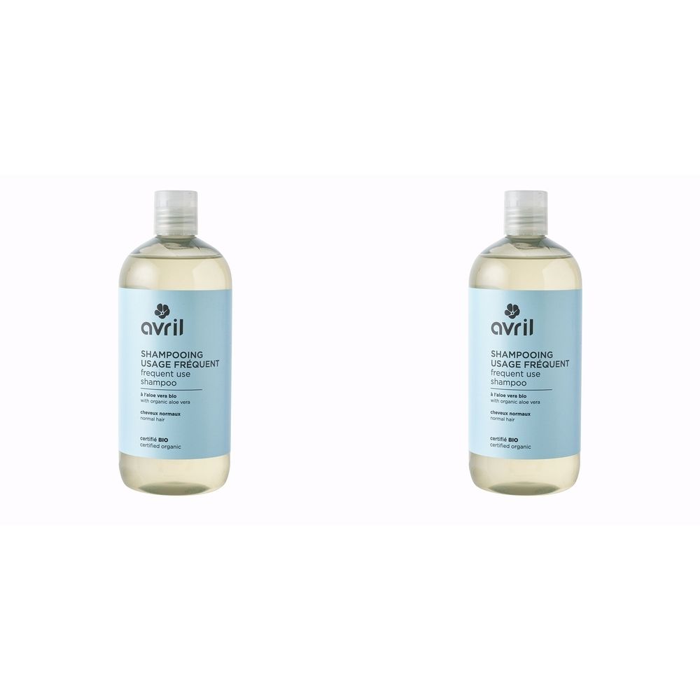 Twee shampoo flessen. Lichtblauwe etiketten met tekst en logo. Gecertificeerd biologisch product.
