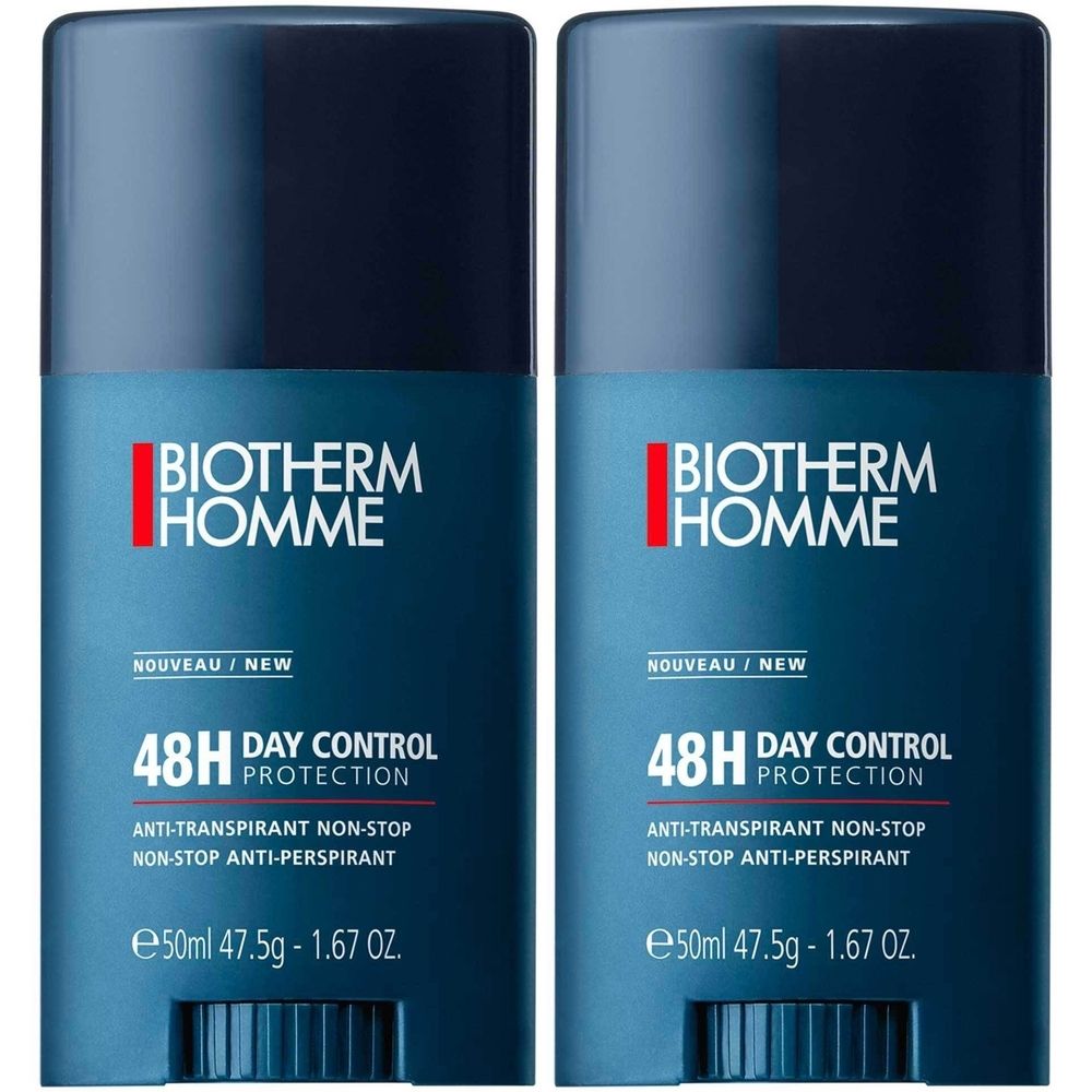 Deux sticks déodorants bleus. Inscription: BIOTHERM HOMME, 48H Day Control Protection. Contient un anti-transpirant.