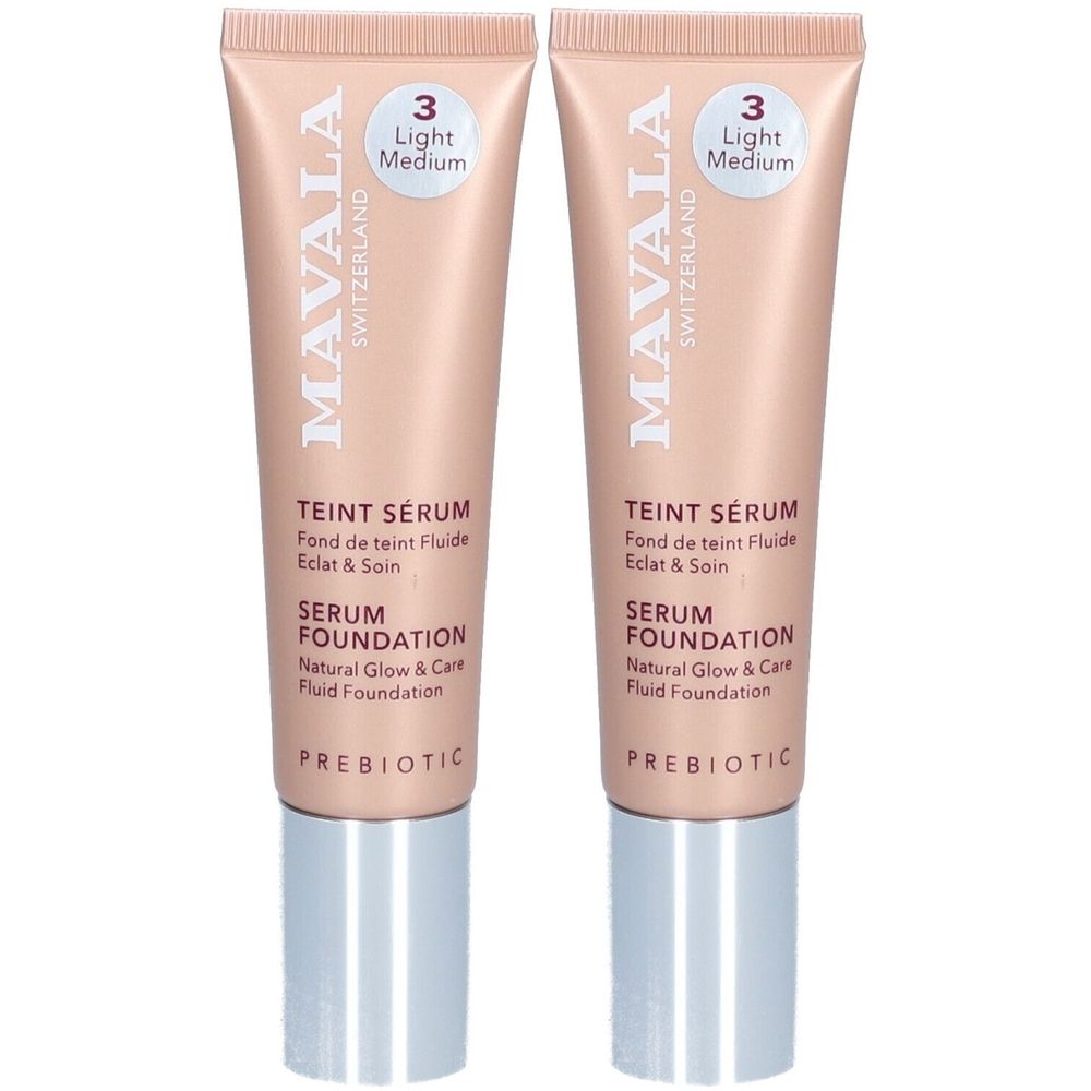 Deux tubes de Teint Sérum MAVALA, teinte Light Medium. Bouchon argenté. Inscriptions en français et anglais.
