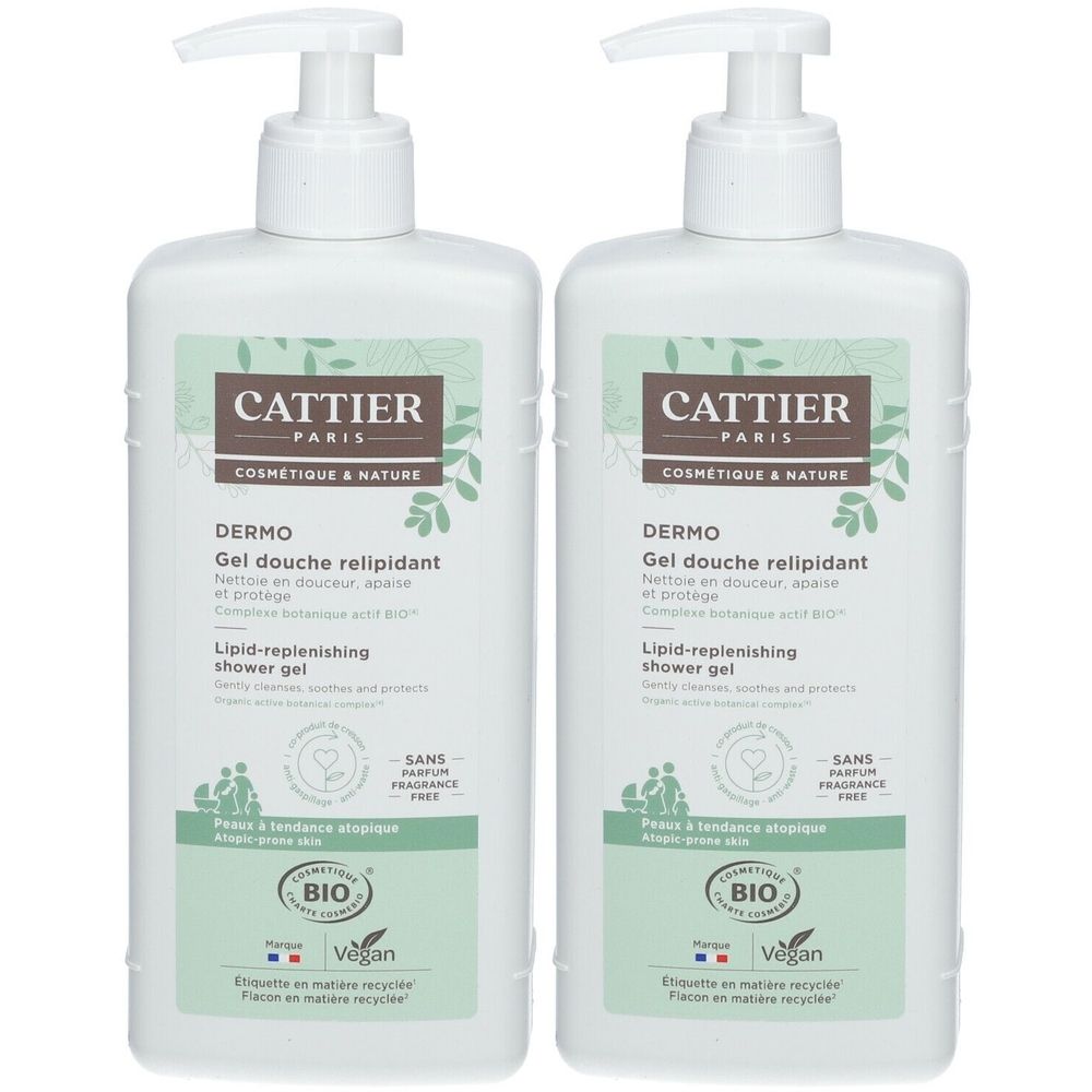 Twee witte flessen met pomp. Opschrift: CATTIER PARIS, Dermo Gel douche relipidant, Lipid-replenishing shower gel. Bio-label.