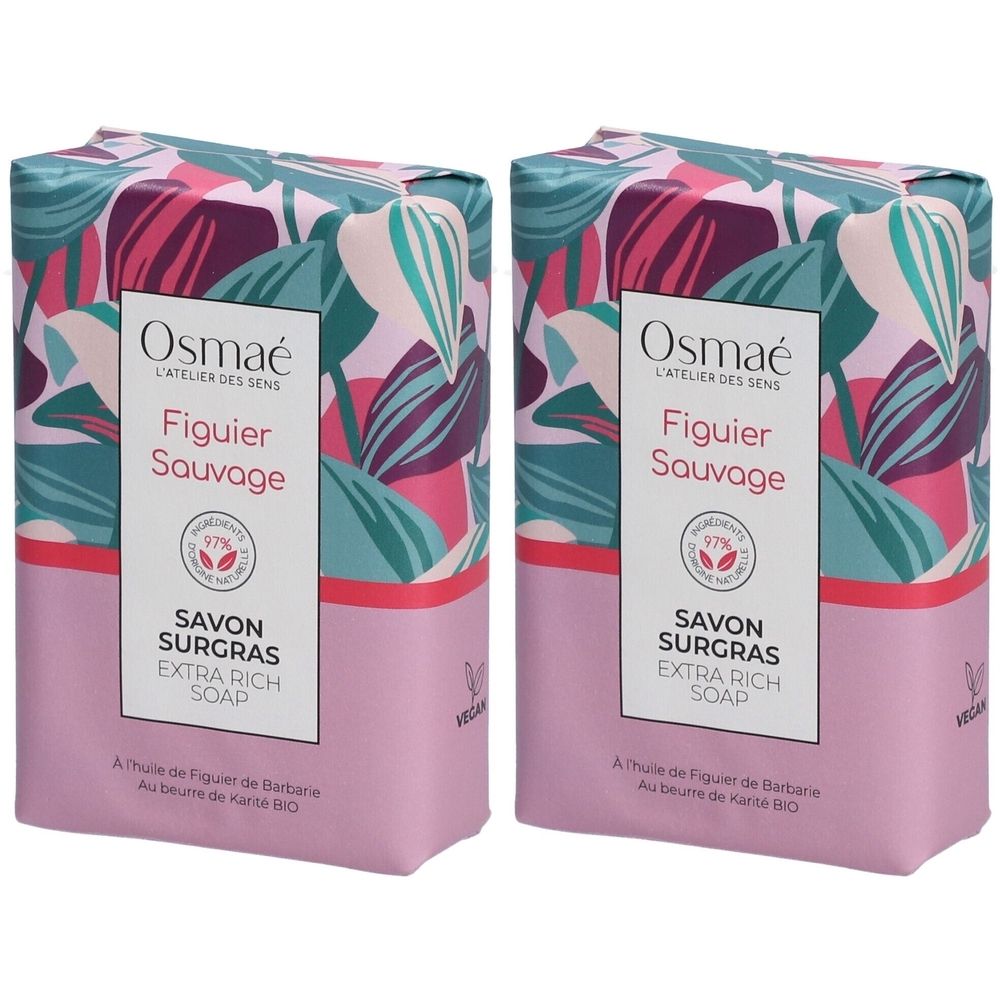 Twee zeepverpakkingen met bloemmotief. Opschrift: Osmaé, Figuier Sauvage, Savon Surgras, Extra Rich Soap. Vegan-zegel.