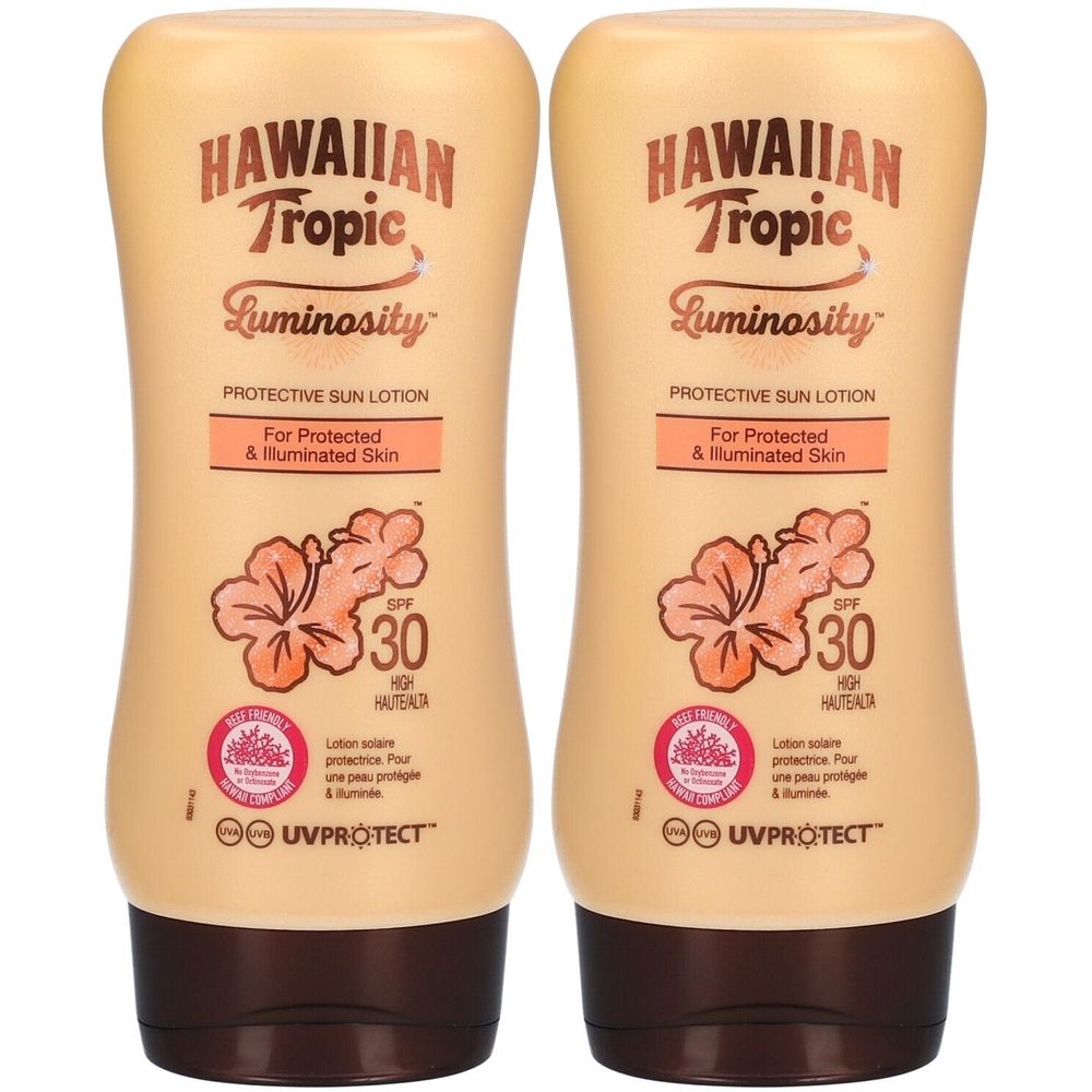 Deux flacons de lotion solaire. Inscription: HAWAIIAN Tropic Luminosity, SPF 30. Pour une peau protégée et illuminée. Illustration de fleur d'hibiscus.