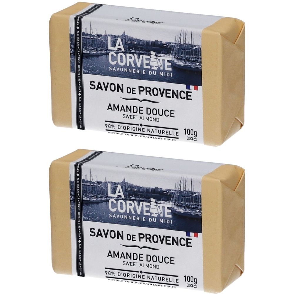 Twee zeepblokken in papieren verpakking. Opschrift: LA CORVETTE Savon de Provence, Amande Douce, 98% natuurlijke oorsprong.