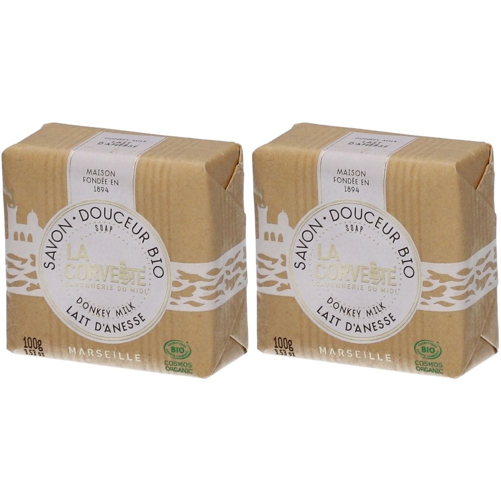 Twee zeepjes verpakt in papier. Opschrift: Savon Douceur Bio, Lait d'Anesse, 100g, Marseille. Bio-certificering.