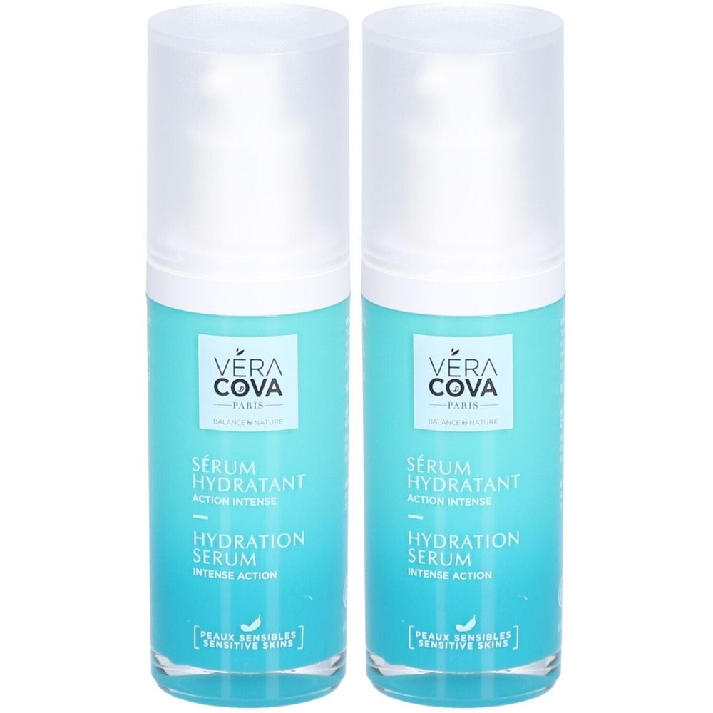 Twee serumflessen met witte dop en turquoise etiket. Opschrift: VERA COVA, Sérum Hydratant, Hydration Serum, Peaux Sensibles.