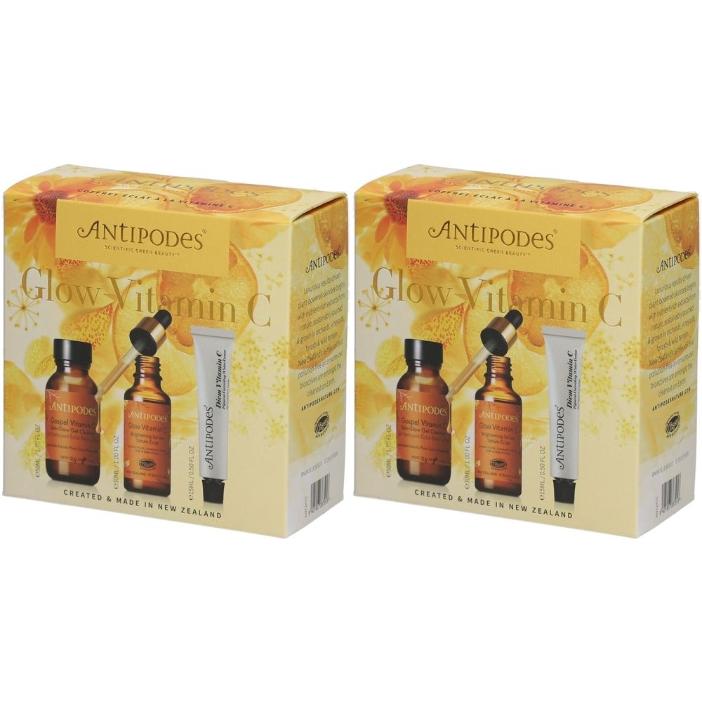 Deux coffrets ANTIPODES Glow Vitamin C. Chaque coffret contient des flacons, une pipette et un tube. Inscription : CREATED & MADE IN NEW ZEALAND.