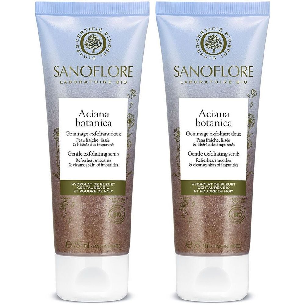 Twee tubes gezichtsscrub. Lichtblauw-wit ontwerp met productnaam en bio-certificering. Bevat tekst in het Frans en Engels.