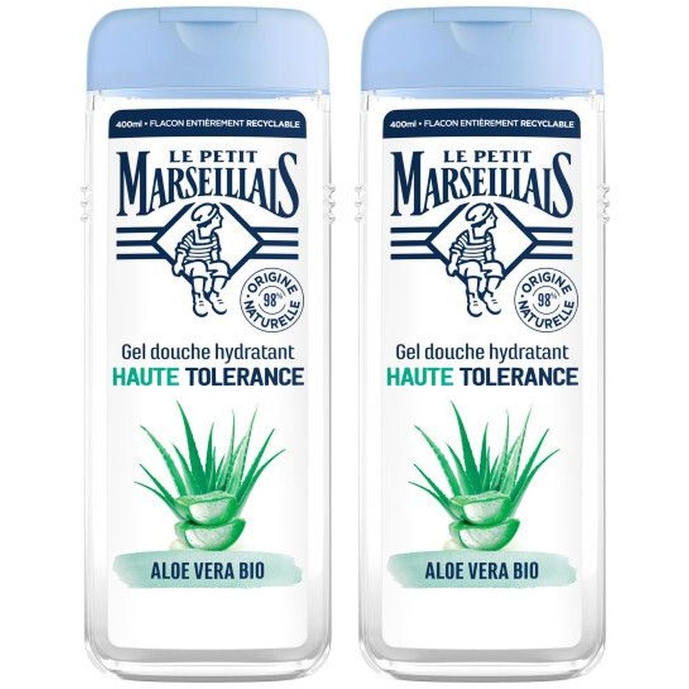 Twee flessen douchegel. Opschrift: Le Petit Marseillais, Gel douche hydratant Haute Tolérance, Aloe Vera Bio. Blauwe dop.
