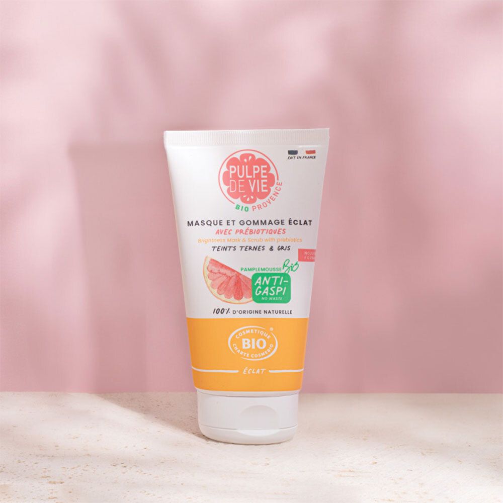 Tube blanc avec bande jaune. Inscription: PULPE de VIE, MASQUE ET GOMMAGE ÉCLAT, AVEC PRÉBIOTIQUES. Illustration pamplemousse. Certification bio.