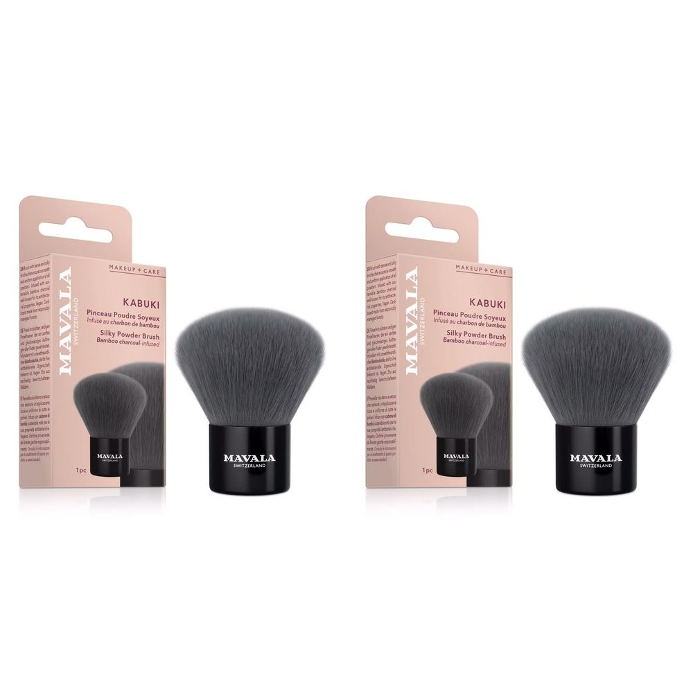 Twee Kabuki-penselen met zwarte handgreep en grijs borstelhaar. Verpakt in lichtroze dozen met productnaam en merknaam.