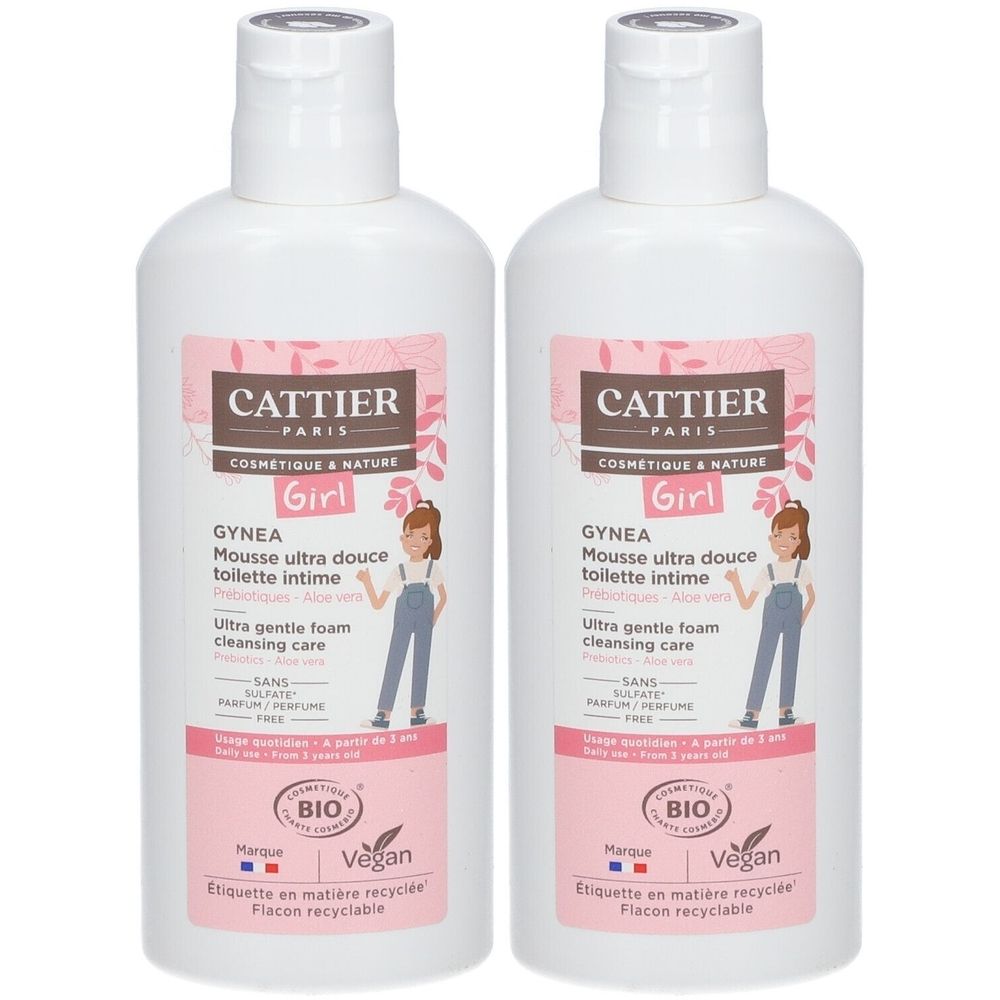 Twee witte flessen met roze etiketten. Op de etiketten staat "CATTIER", "GYNEA Girl", "Mousse ultra douce toilette intime" en "BIO".