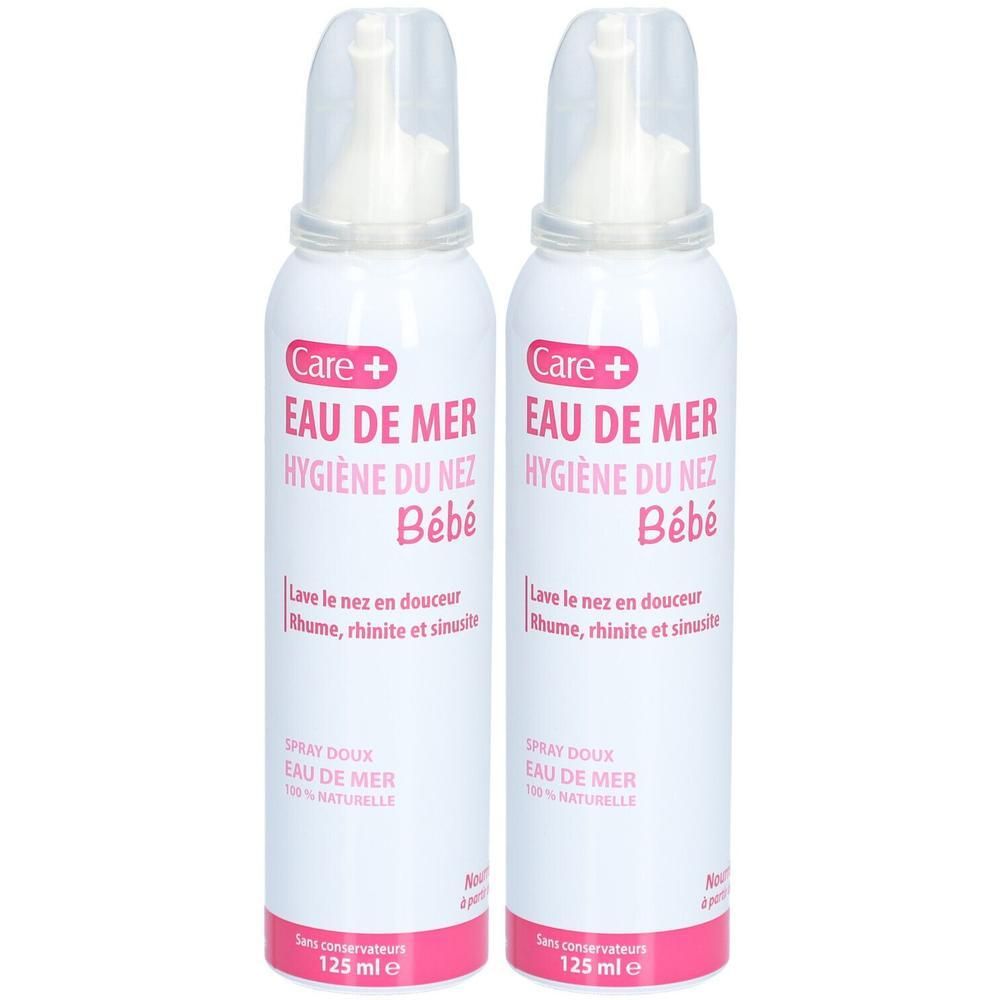 Twee witte sprayflessen met roze etiketten. Opschrift: CARE+ Eau de mer Hygiène du nez Bébé.