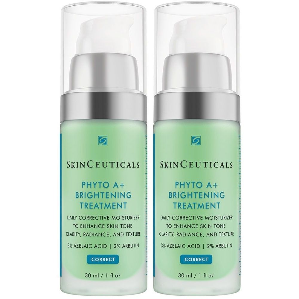 Twee flacons Skinceuticals Phyto A+ Brightening Treatment. Groene vloeistof in pompflesjes met zilveren doppen. Tekst: Phyto A+ Brightening Treatment.