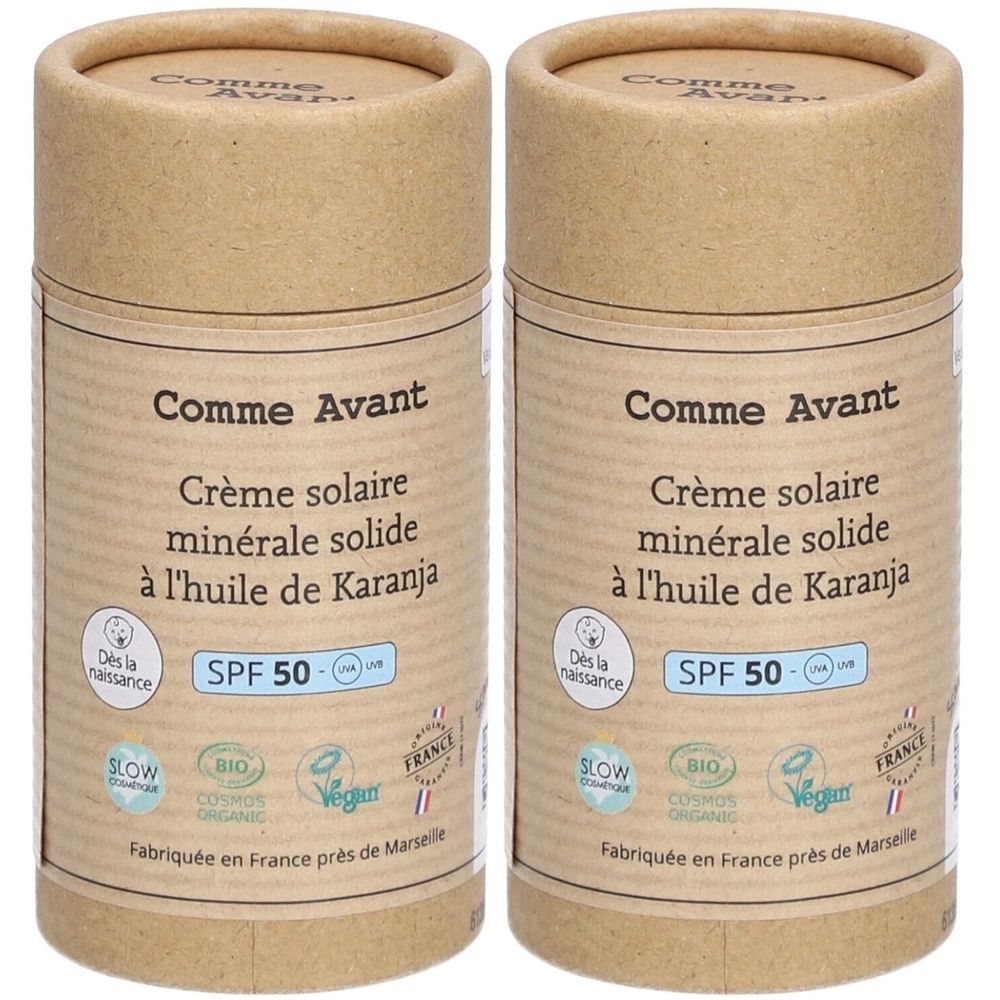 Twee cilindervormige tubes zonnecrème. Opschrift: Comme Avant, Crème solaire minérale solide à l'huile de Karanja, SPF 50. Bio-certificering.