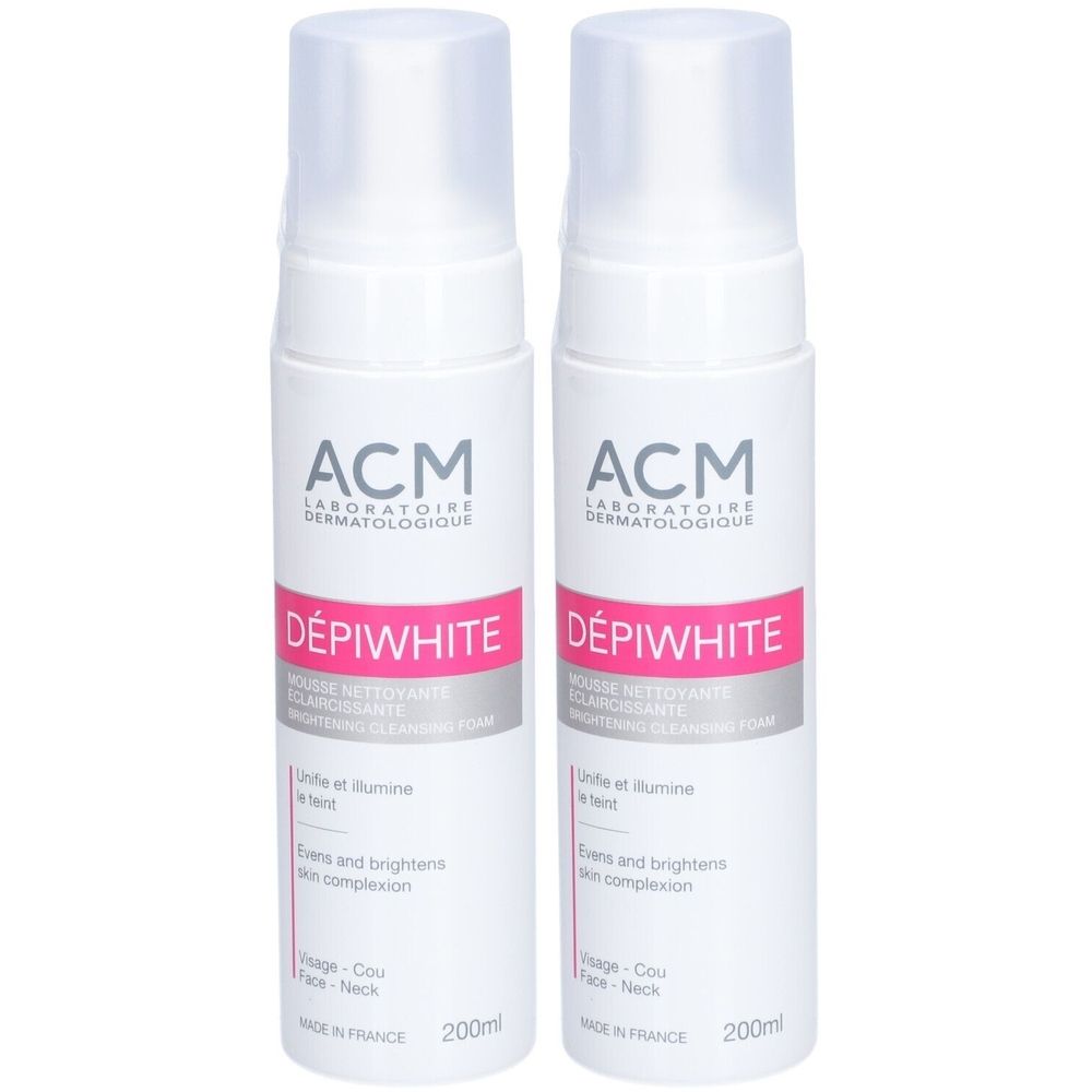 Deux flacons blancs avec vaporisateur. Inscription: ACM Dépiwhite. Texte: Mousse nettoyante éclaircissante. Pour visage et cou.