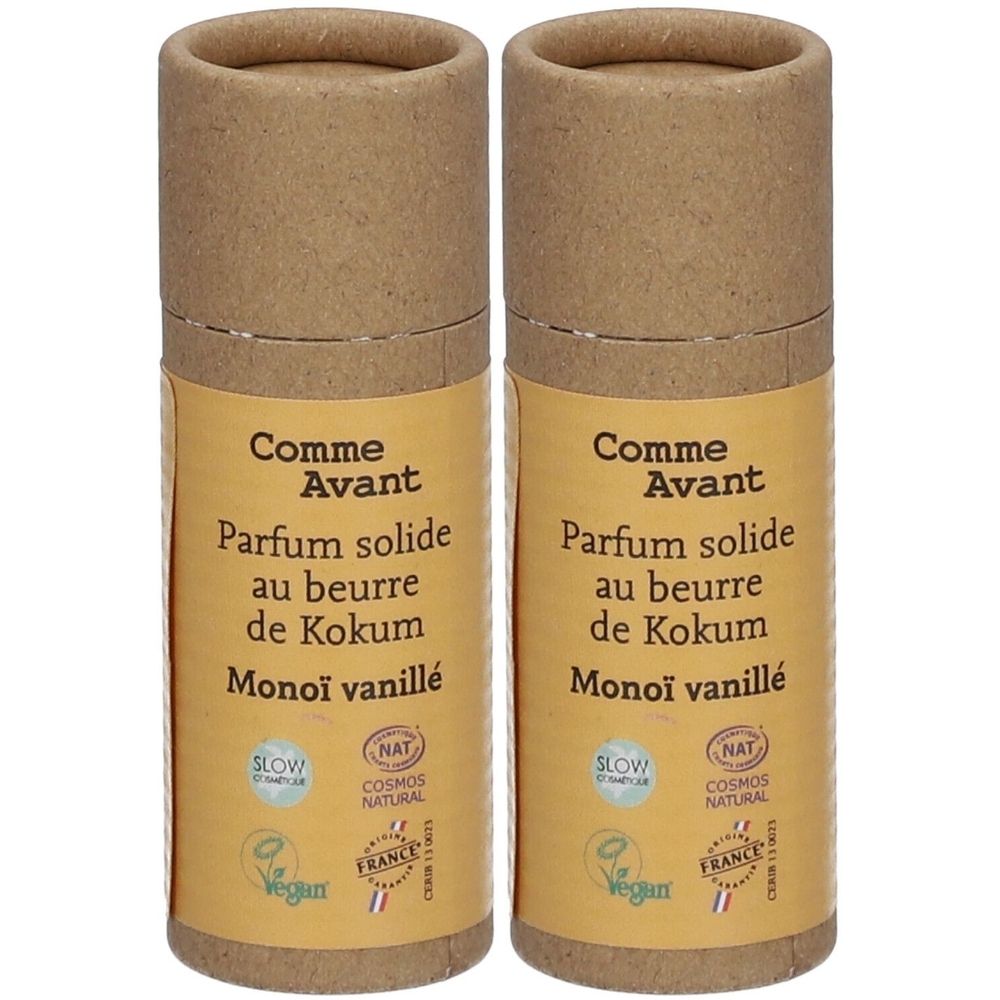 Twee cilindrische kokers met etiketten. Opschrift: Comme Avant, Parfum solide, Monoï vanillé. Vegan- en Cosmos Natural-zegels.