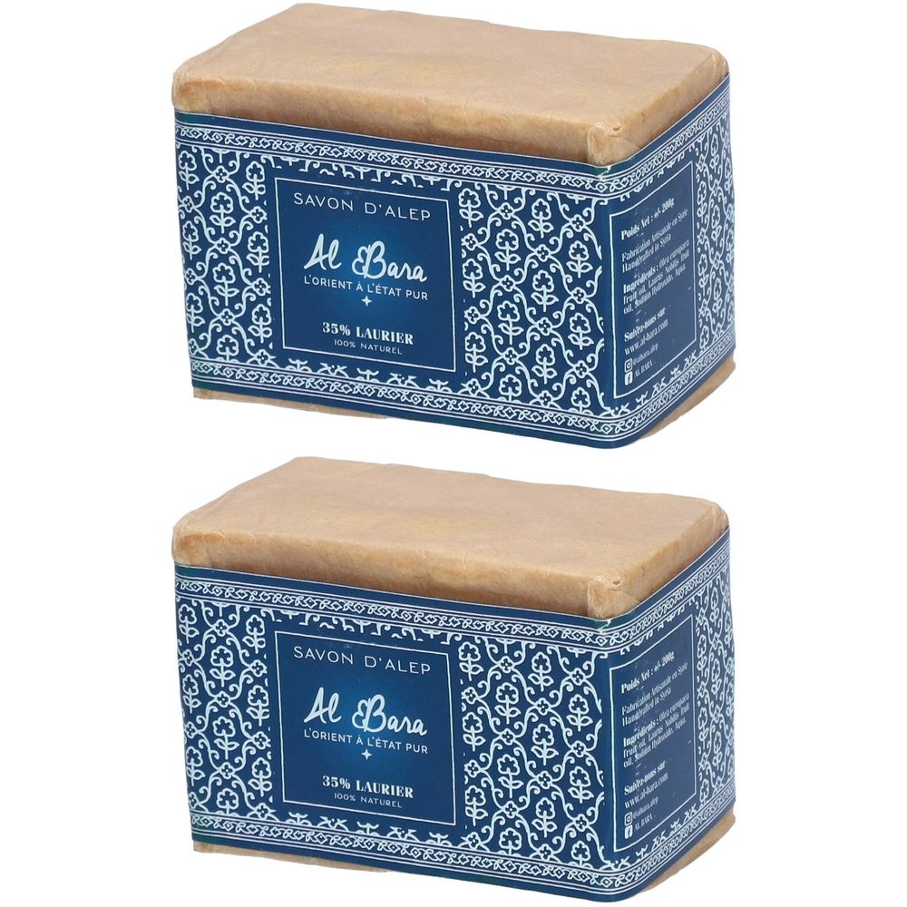 Deux savons rectangulaires avec étiquette bleu et blanc et papier brun. Inscription : Al Bara, 35% Laurier.