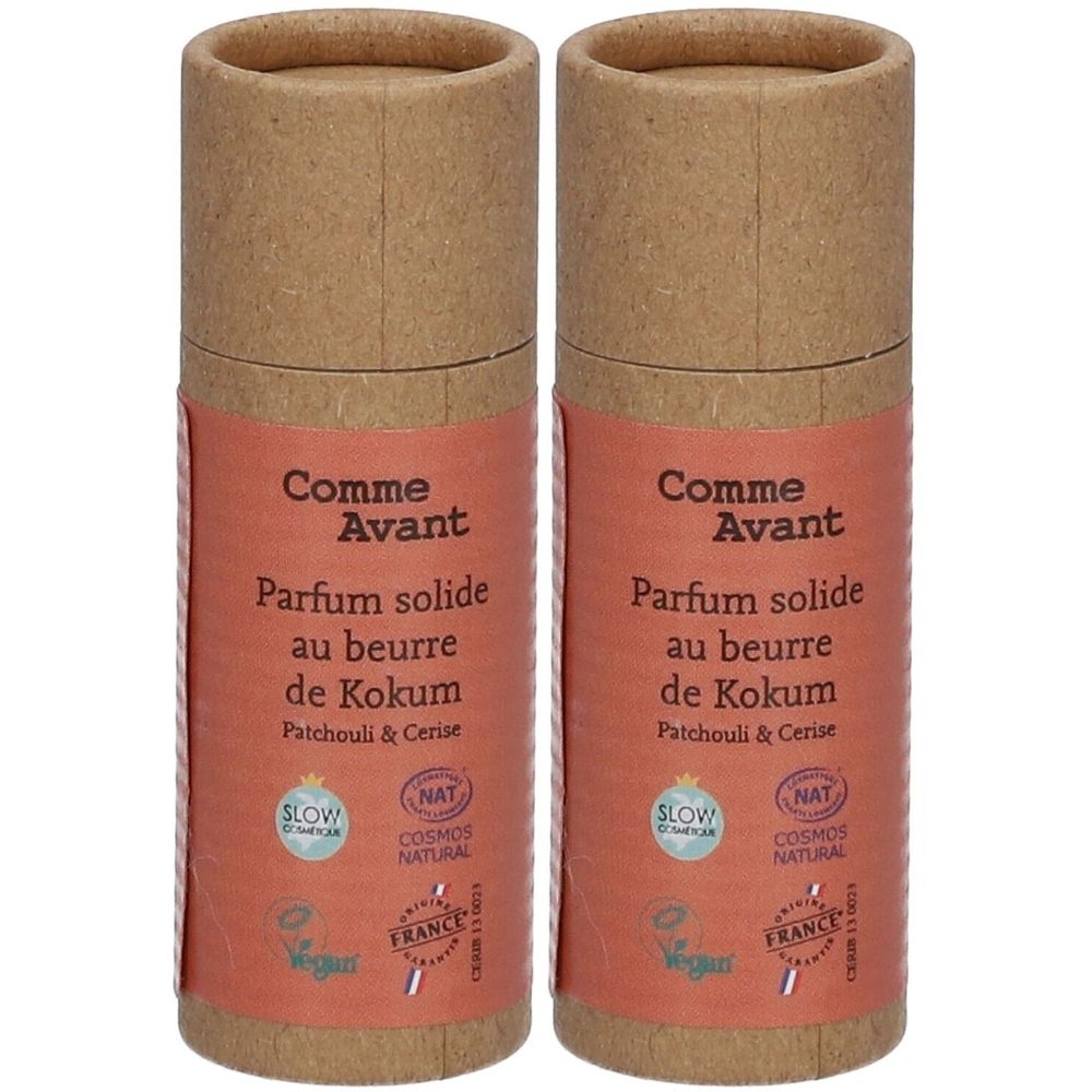 Deux tubes cylindriques en carton brun. Étiquettes avec texte: Comme Avant, Parfum solide, au beurre de Kokum, Patchouli & Cerise. Logos.