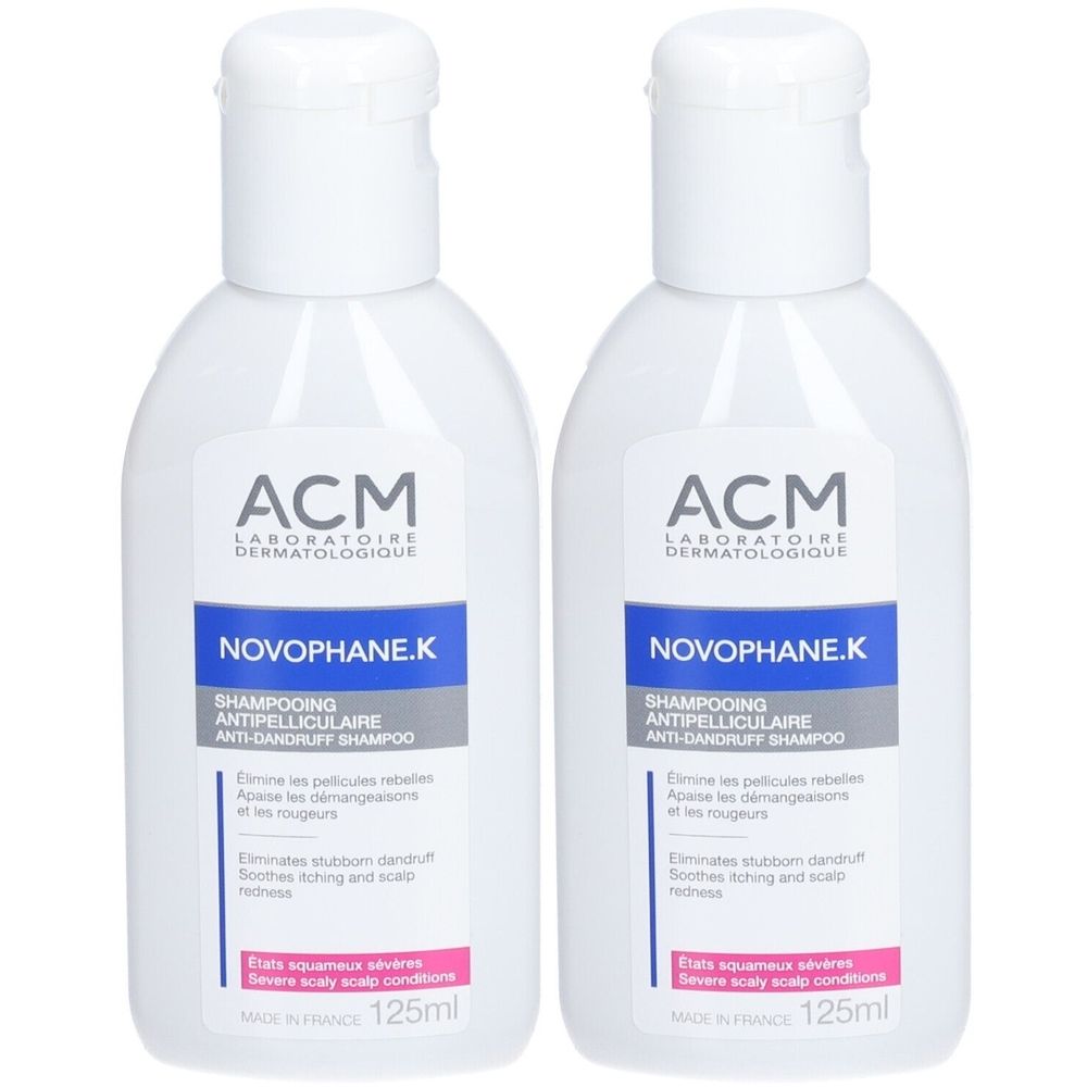 Twee witte flessen ACM Novophane.K anti-roos shampoo. Blauwe en roze etiketten met productinformatie. 125ml.