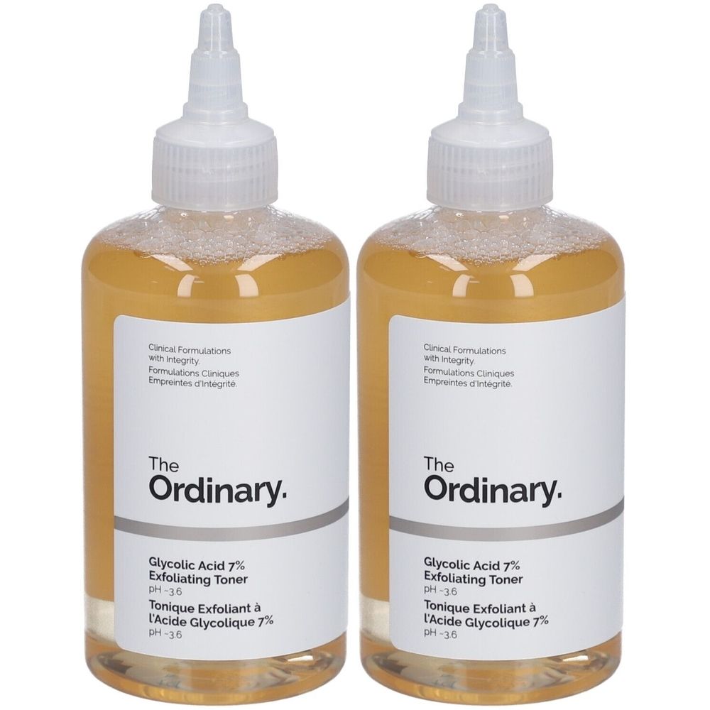 Twee flessen met geelachtige vloeistof. Labels met "The Ordinary" en "Glycolic Acid 7% Exfoliating Toner".