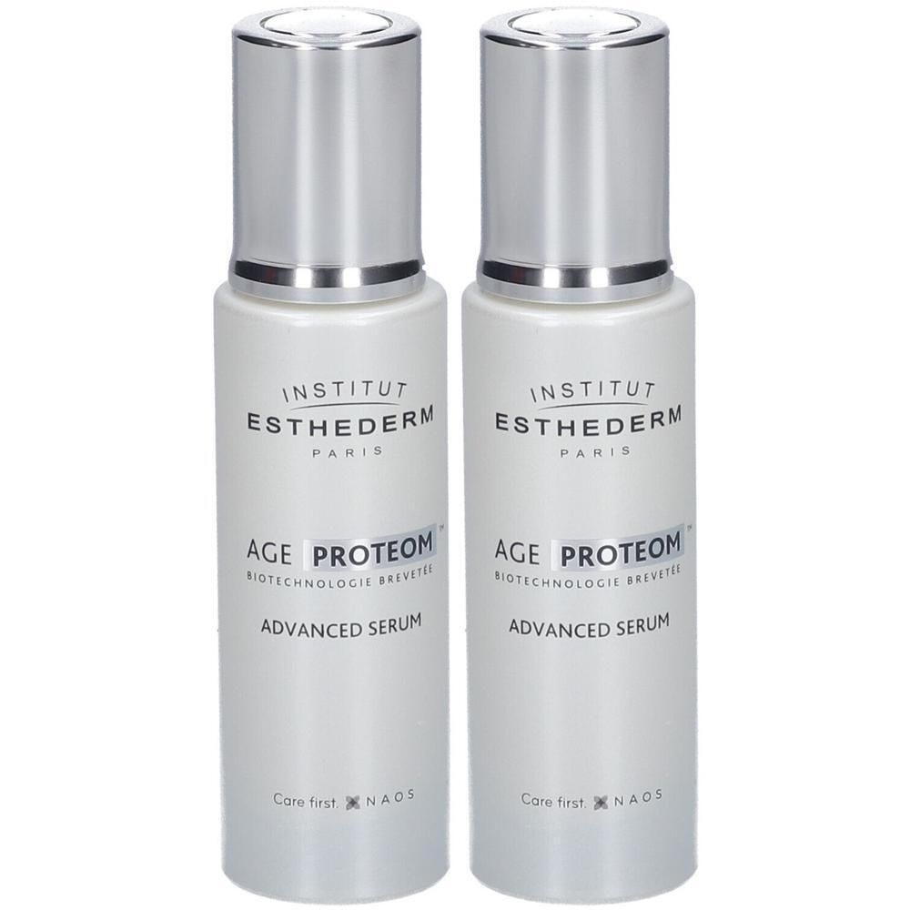 Deux flacons de sérum Institut Esthederm Age Proteom Advanced. Flacons blancs avec bouchons argentés. Texte: Institut Esthederm, Age Proteom.