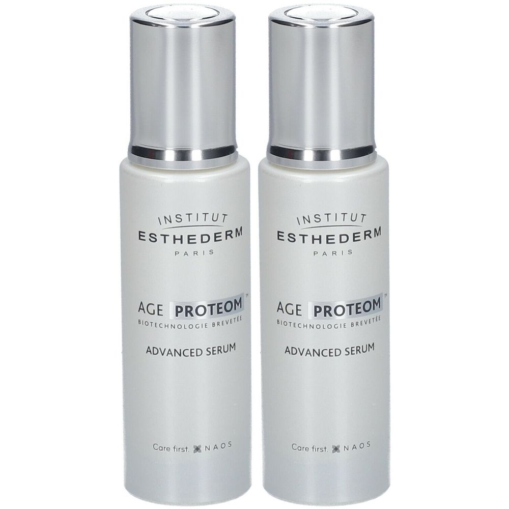 Twee flessen Institut Esthederm Age Proteom Advanced Serum. Witte flessen met zilveren doppen. Tekst: Institut Esthederm, Age Proteom.
