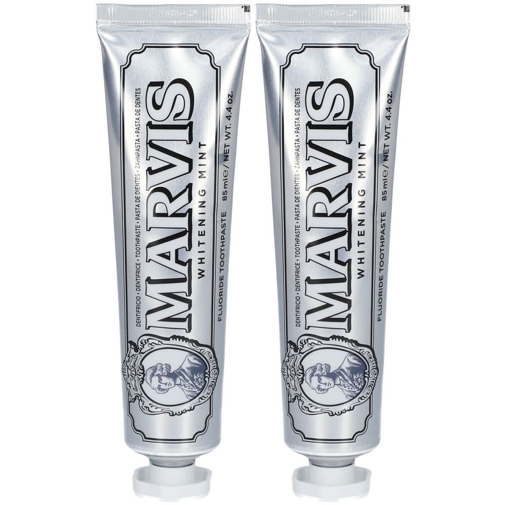 Twee tubes MARVIS Whitening Mint tandpasta. Zilverkleurige tubes met zwarte tekst. Bevat 85 ml.