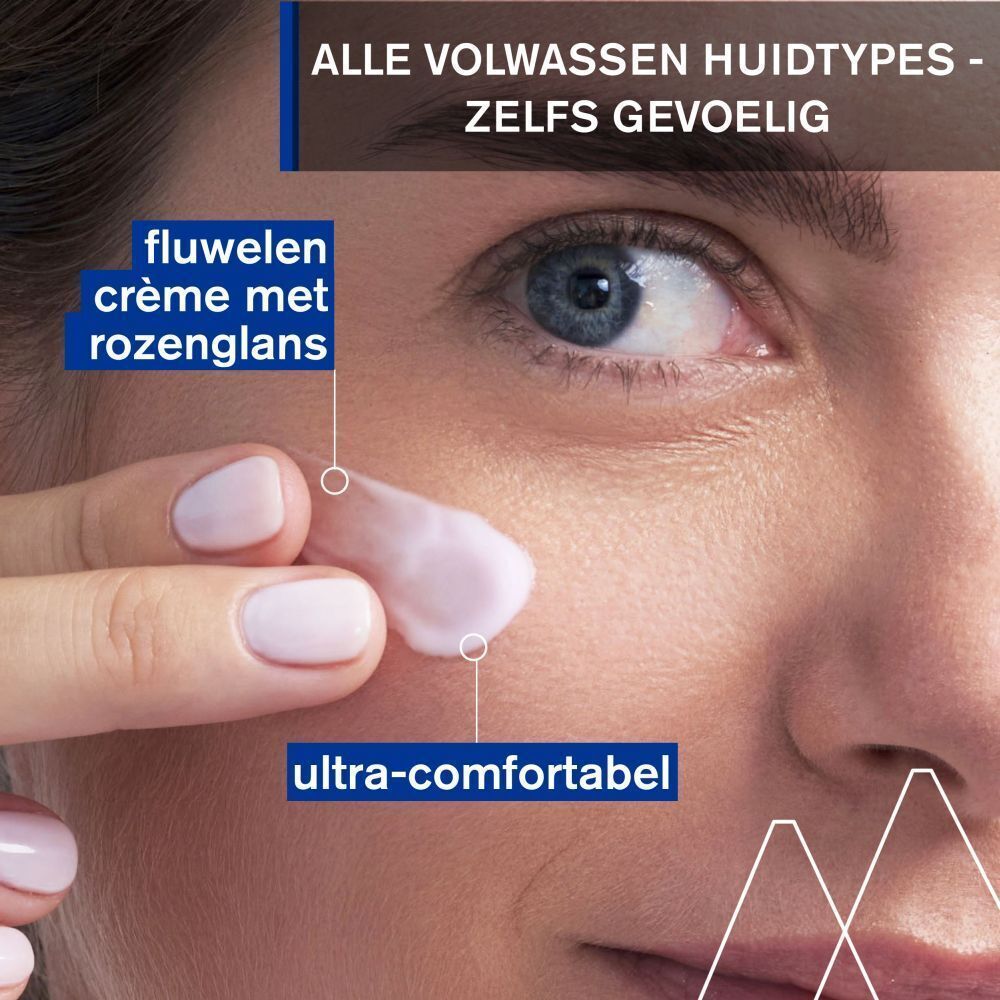 Gezicht met crème. Tekst: fluwelen crème met rozenglans, ultra-comfortabel. Voor alle volwassen huidtypes.