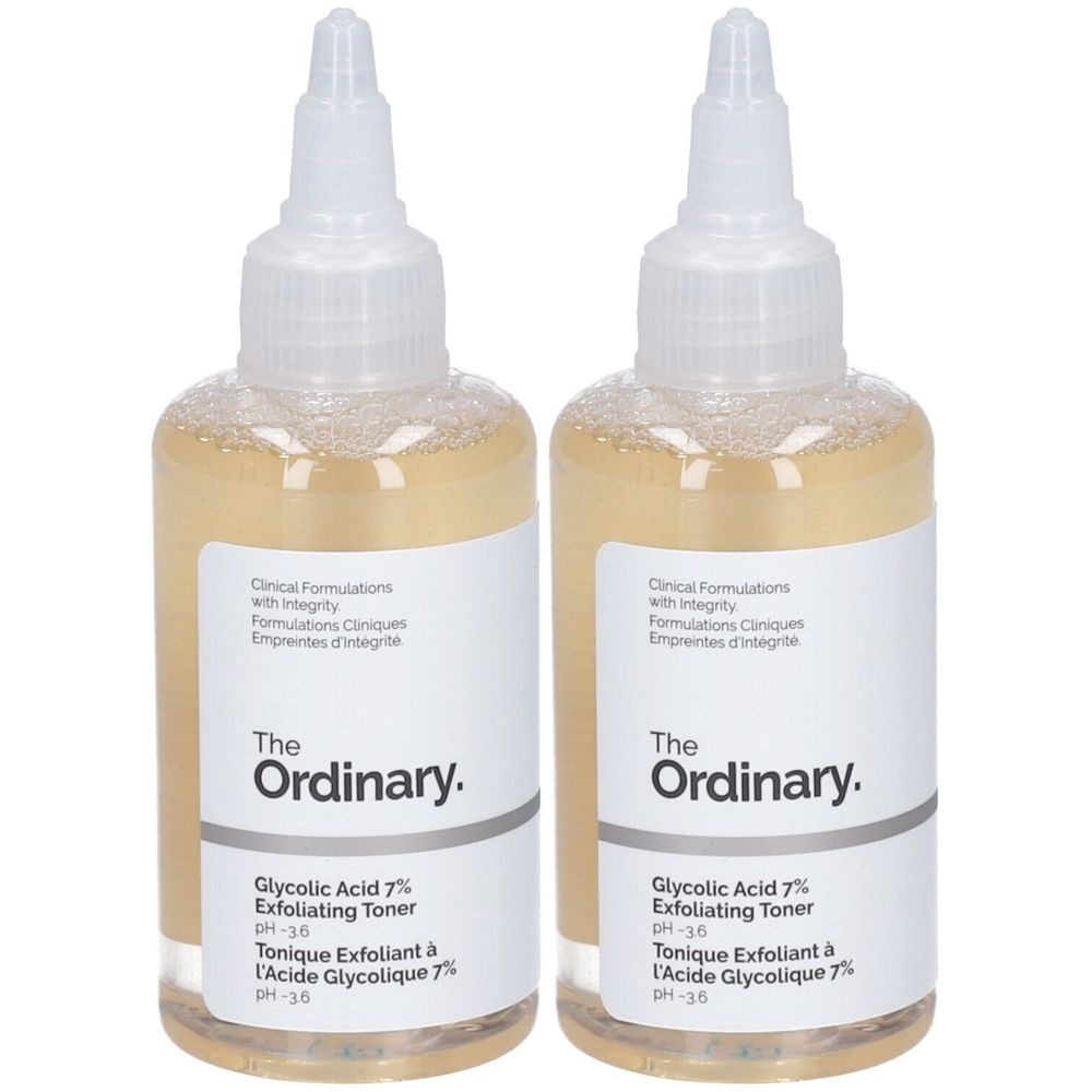 Twee flessen met gele vloeistof. Witte etiketten met zwarte tekst: "The Ordinary", "Glycolic Acid 7% Exfoliating Toner".