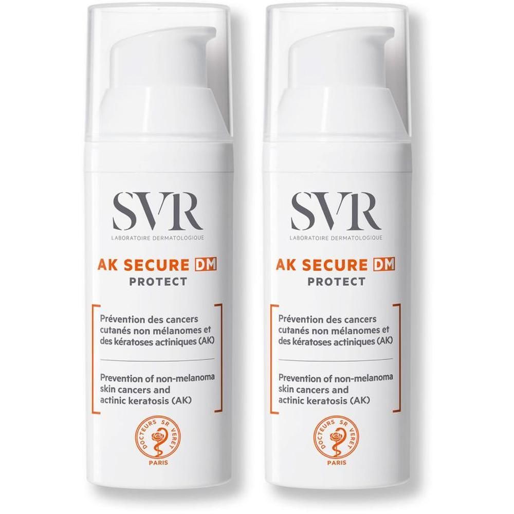 Deux flacons blancs SVR AK Secure DM Protect. Texte en français et anglais. Fermeture à pompe.