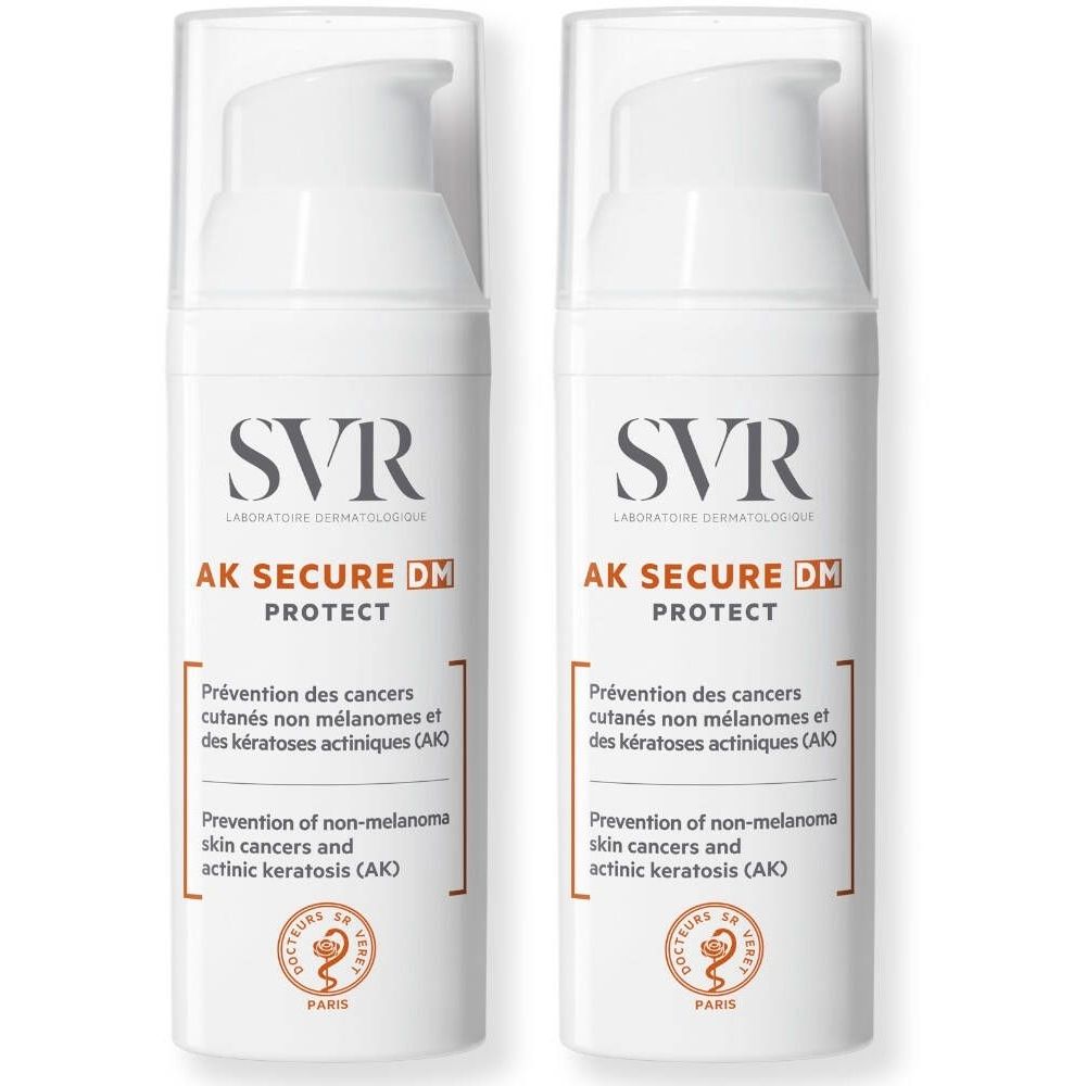 Deux flacons blancs SVR AK Secure DM Protect. Texte en français et anglais. Fermeture à pompe.