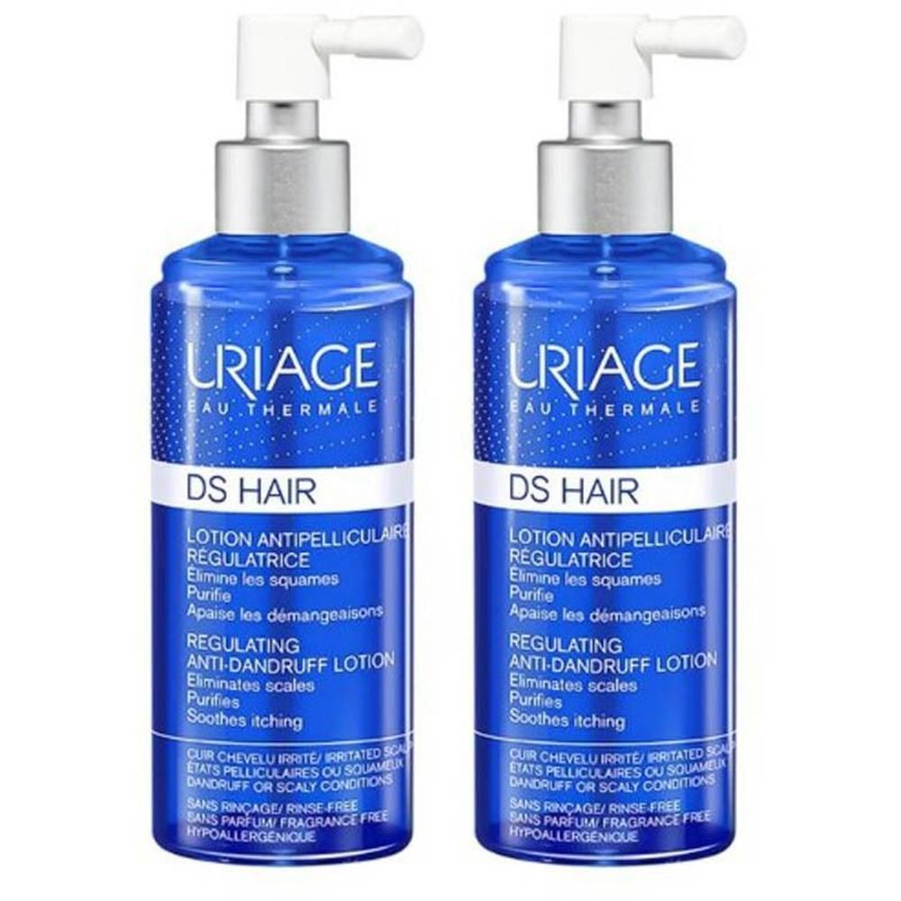 Twee blauwe flessen URIAGE DS HAIR Lotion Spray. Witte sproeikoppen. Tekst: DS HAIR, Lotion Antipelliculaire Régulatrice.