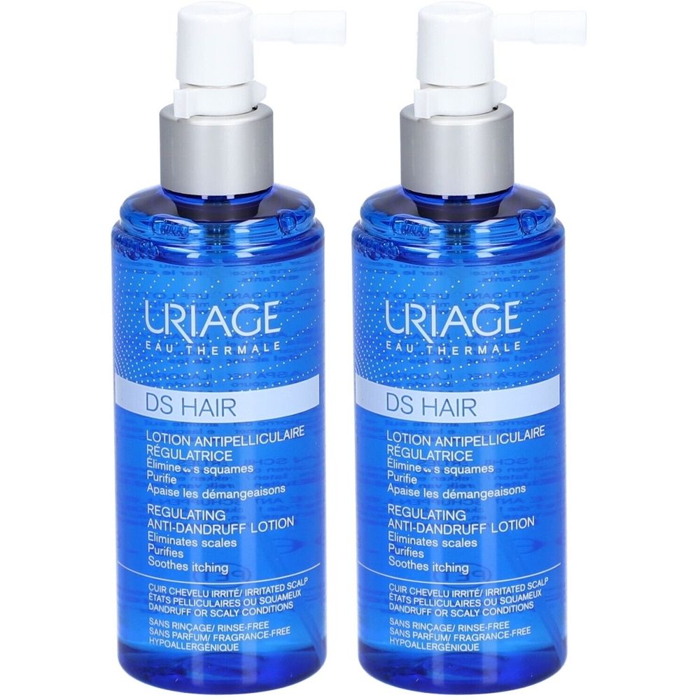 Twee blauwe flessen URIAGE DS HAIR Lotion Spray. Witte sproeikoppen. Tekst: DS HAIR, Lotion Antipelliculaire Régulatrice.