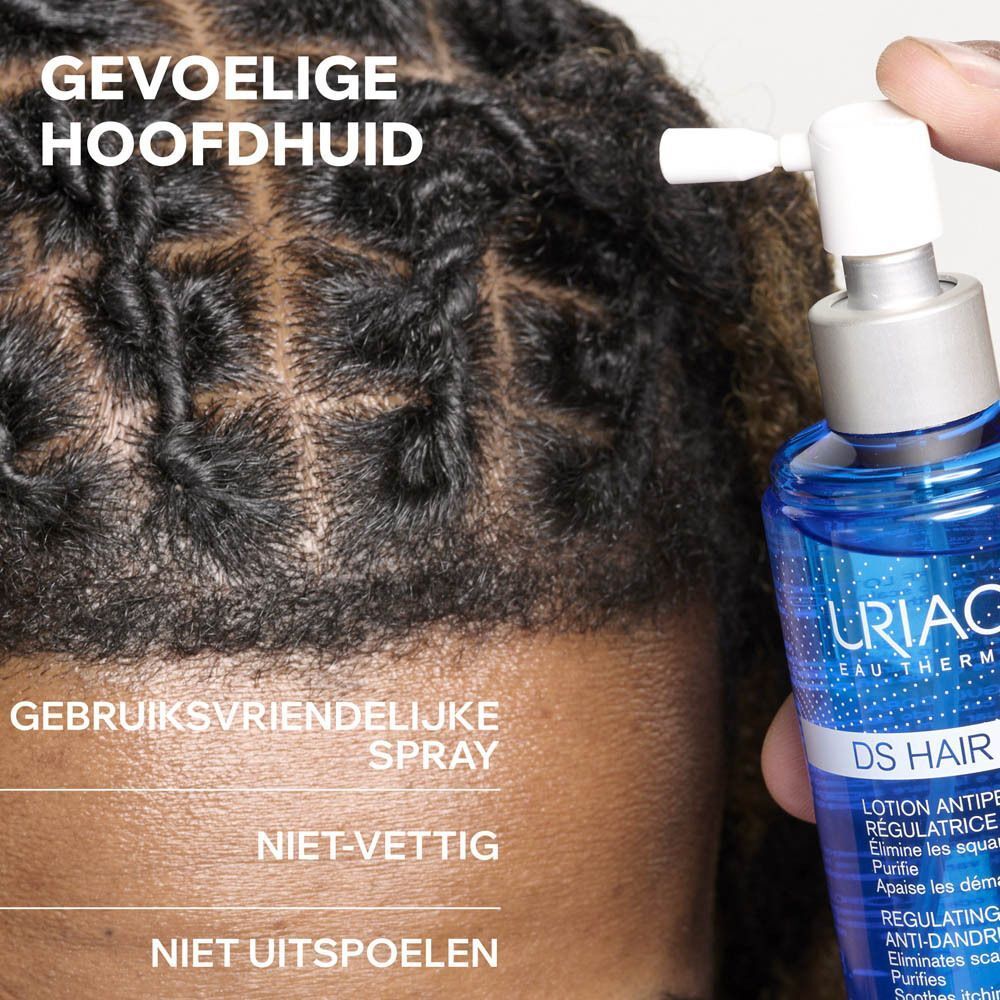 Vrouw die URIAGE DS HAIR Lotion Spray op de hoofdhuid spuit. Tekst: Gebruiksvriendelijke spray, Niet-vettig, Niet uitspoelen.