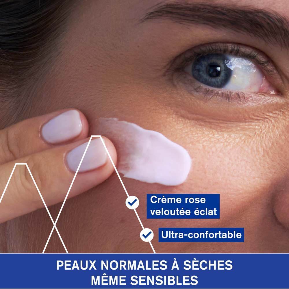 Gros plan sur un œil avec application de crème. Texte: Crème rose veloutée éclat, Ultra-confortable. Pour peaux normales à sèches, même sensibles.