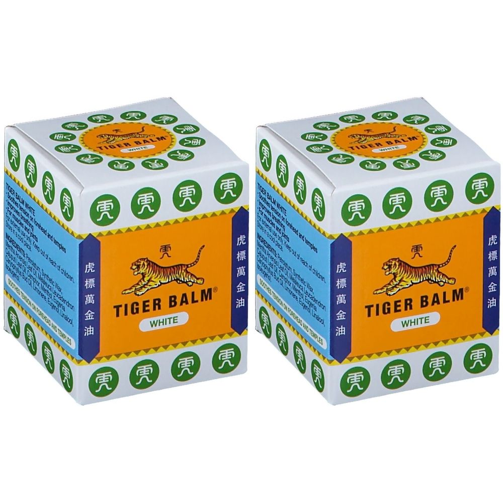 Deux boîtes carrées. Le devant porte "TIGER BALM WHITE" avec un logo de tigre. L'emballage est blanc, orange et bleu.